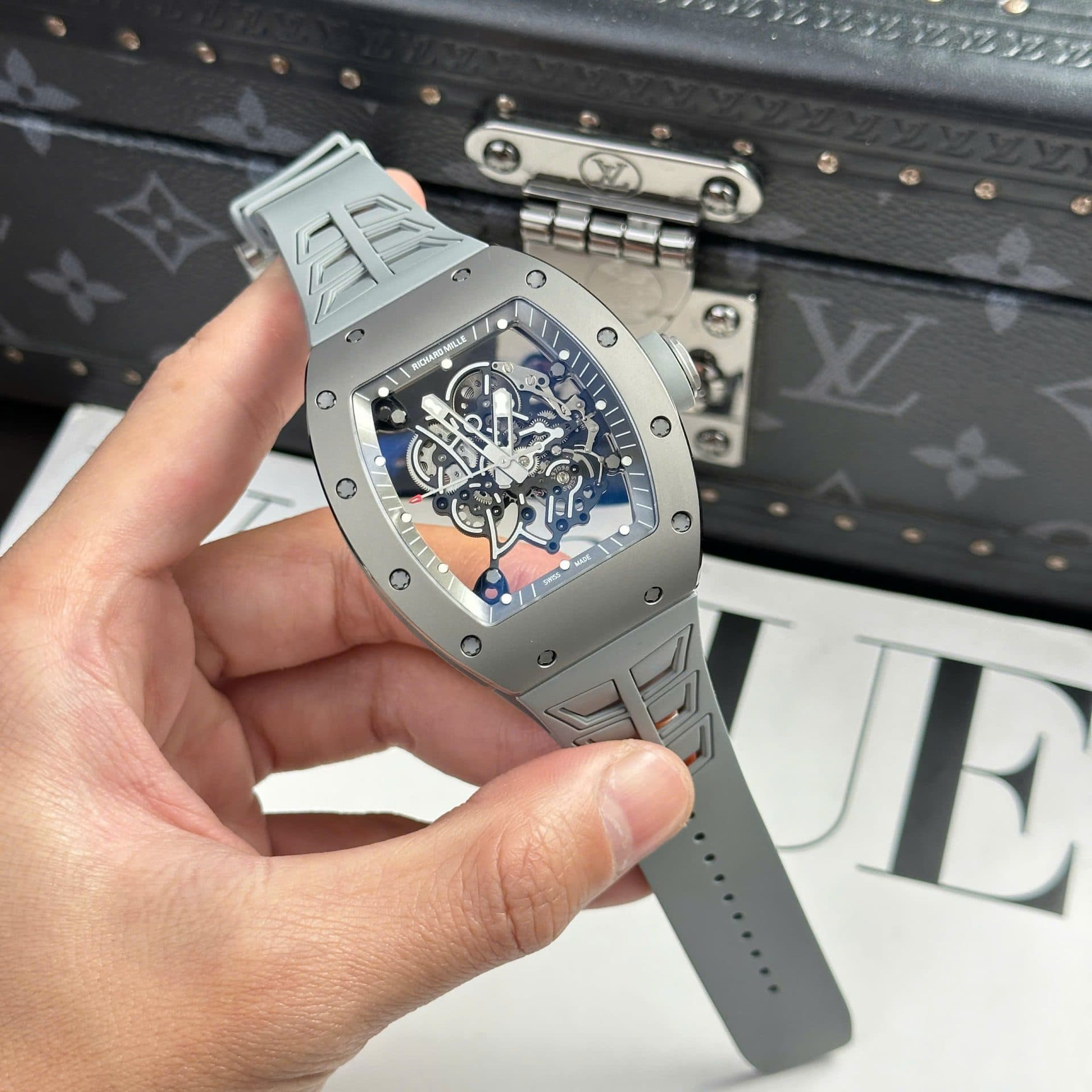 Dong-Ho-Richard-Mille-Replica-11-RM055-Bubba-Watson-Grey-Ceramic-Day-Cao-Su-Nha-May-ZF-42.7×49-9-1