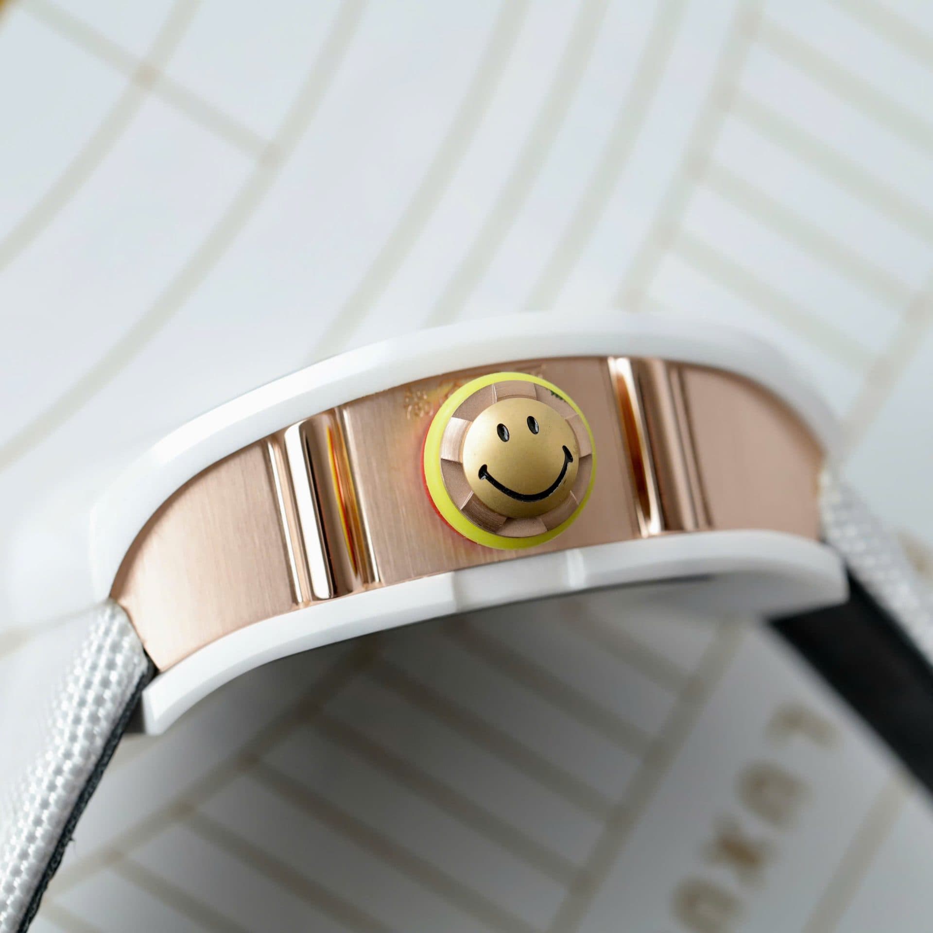 Dong-Ho-Richard-Mille-Replica-Cao-Cap-RM88-Smiley-Vo-Gom-Trang-42mm-3-1