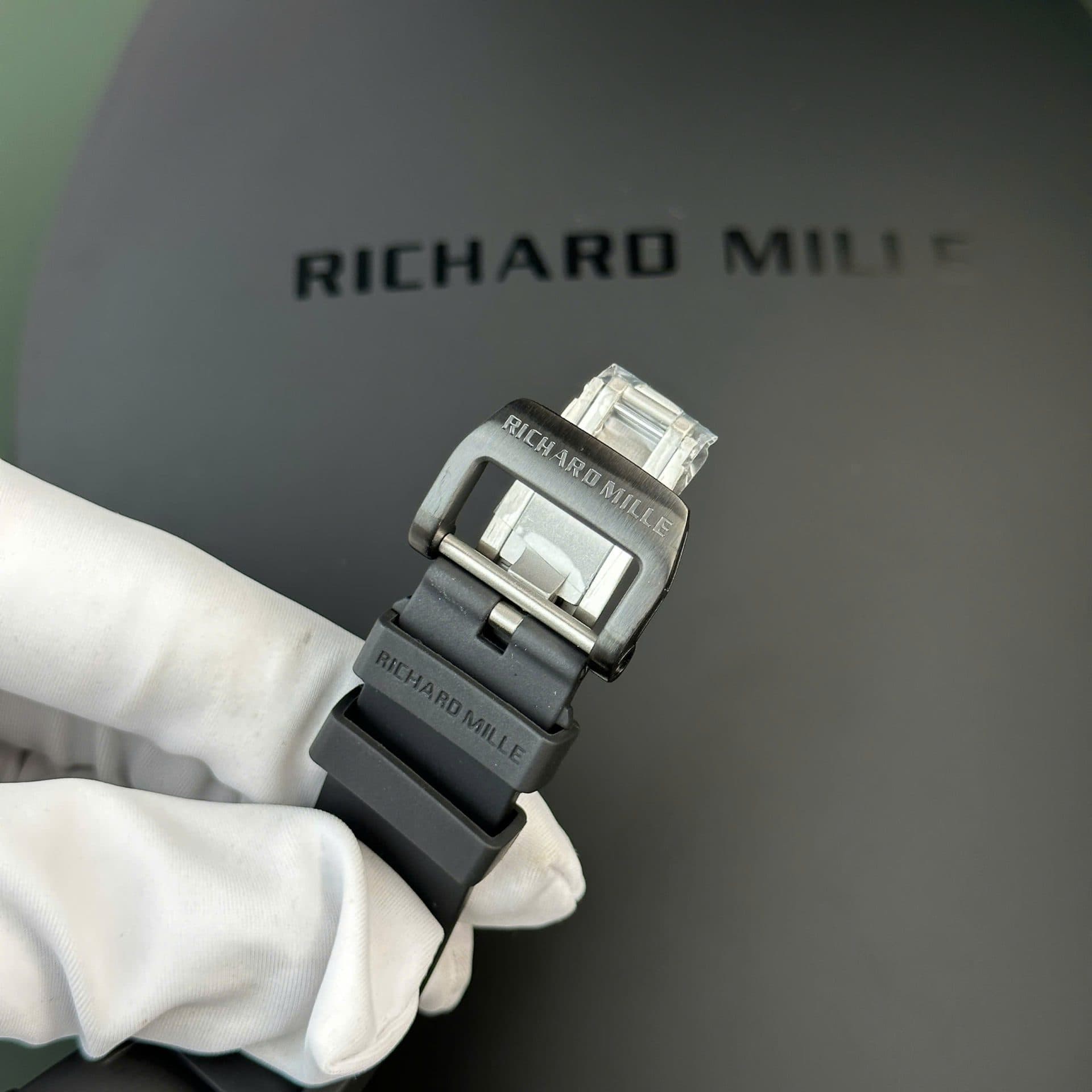 Dong-Ho-Richard-Mille-Tourbillon-RM12-01-Vo-Carbon-TPT-Sieu-Nhe-39-12-1