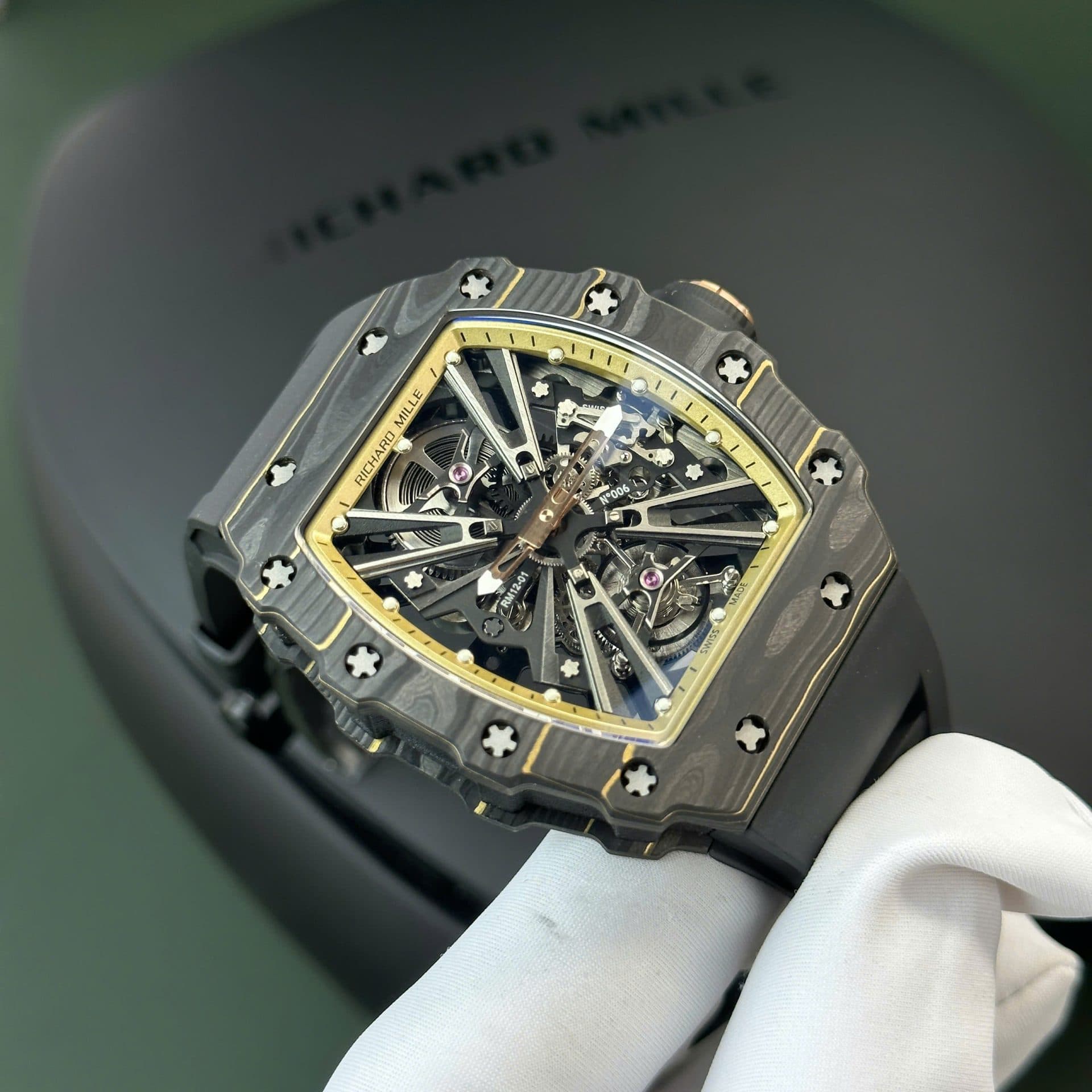 Dong-Ho-Richard-Mille-Tourbillon-RM12-01-Vo-Carbon-TPT-Sieu-Nhe-39-3-1