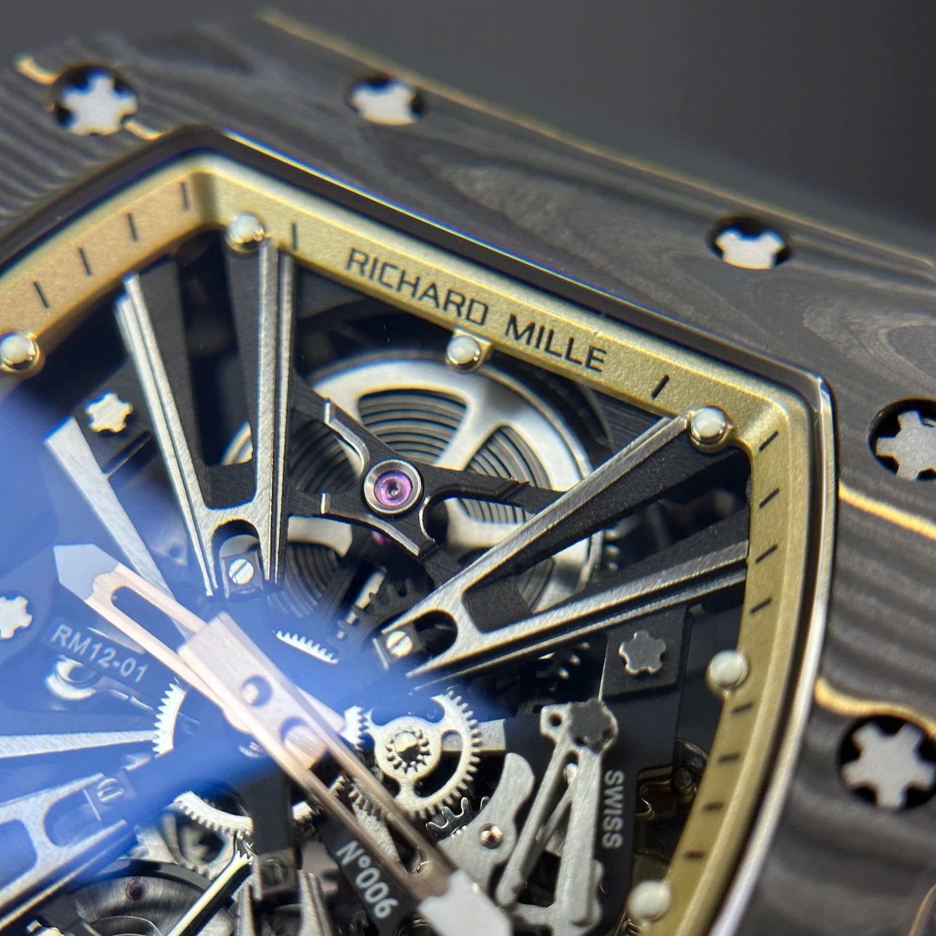 Dong-Ho-Richard-Mille-Tourbillon-RM12-01-Vo-Carbon-TPT-Sieu-Nhe-39-6-1