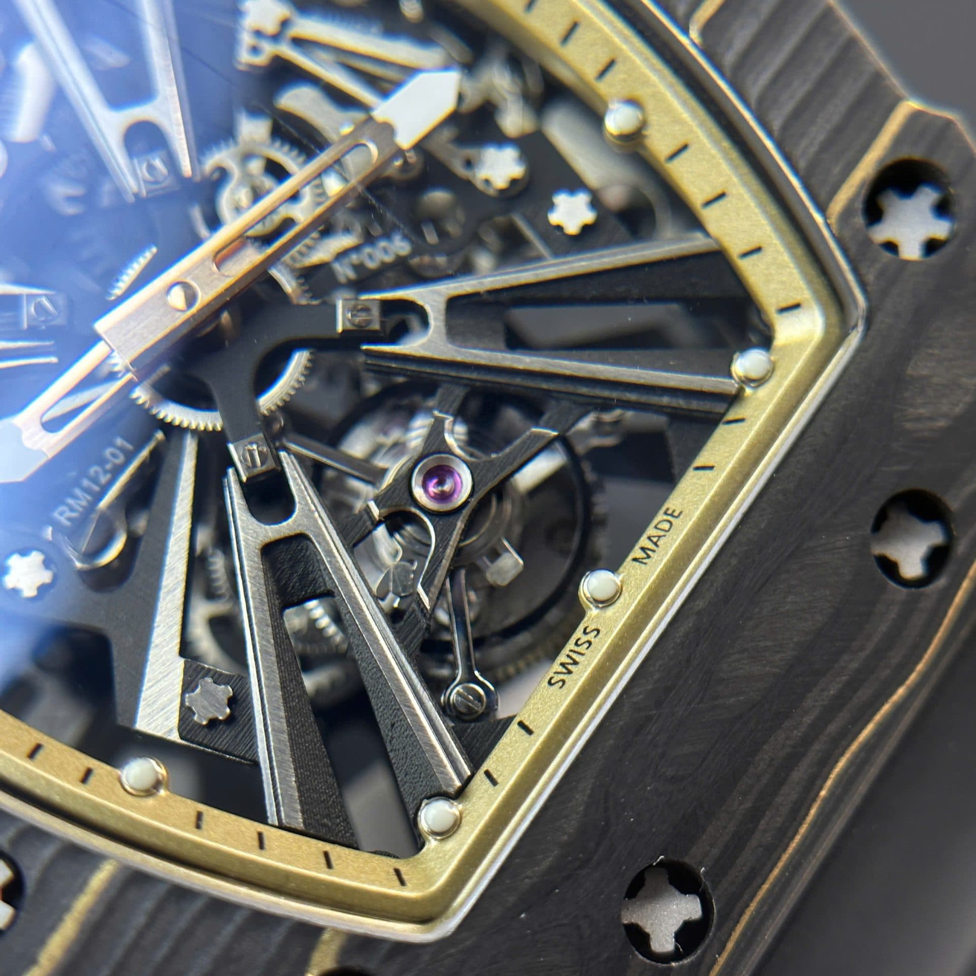 Dong-Ho-Richard-Mille-Tourbillon-RM12-01-Vo-Carbon-TPT-Sieu-Nhe-39-8-1