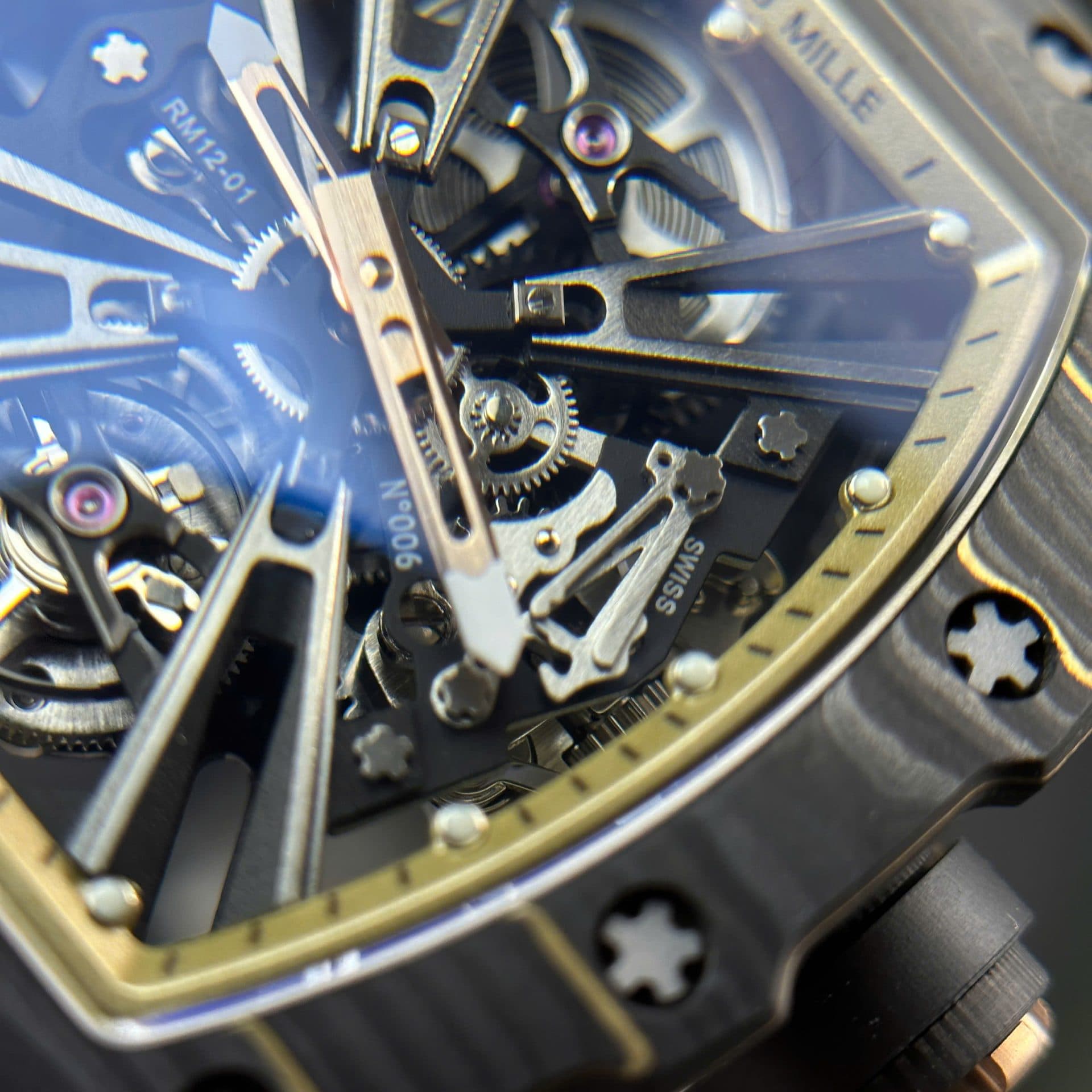 Dong-Ho-Richard-Mille-Tourbillon-RM12-01-Vo-Carbon-TPT-Sieu-Nhe-39-9-1