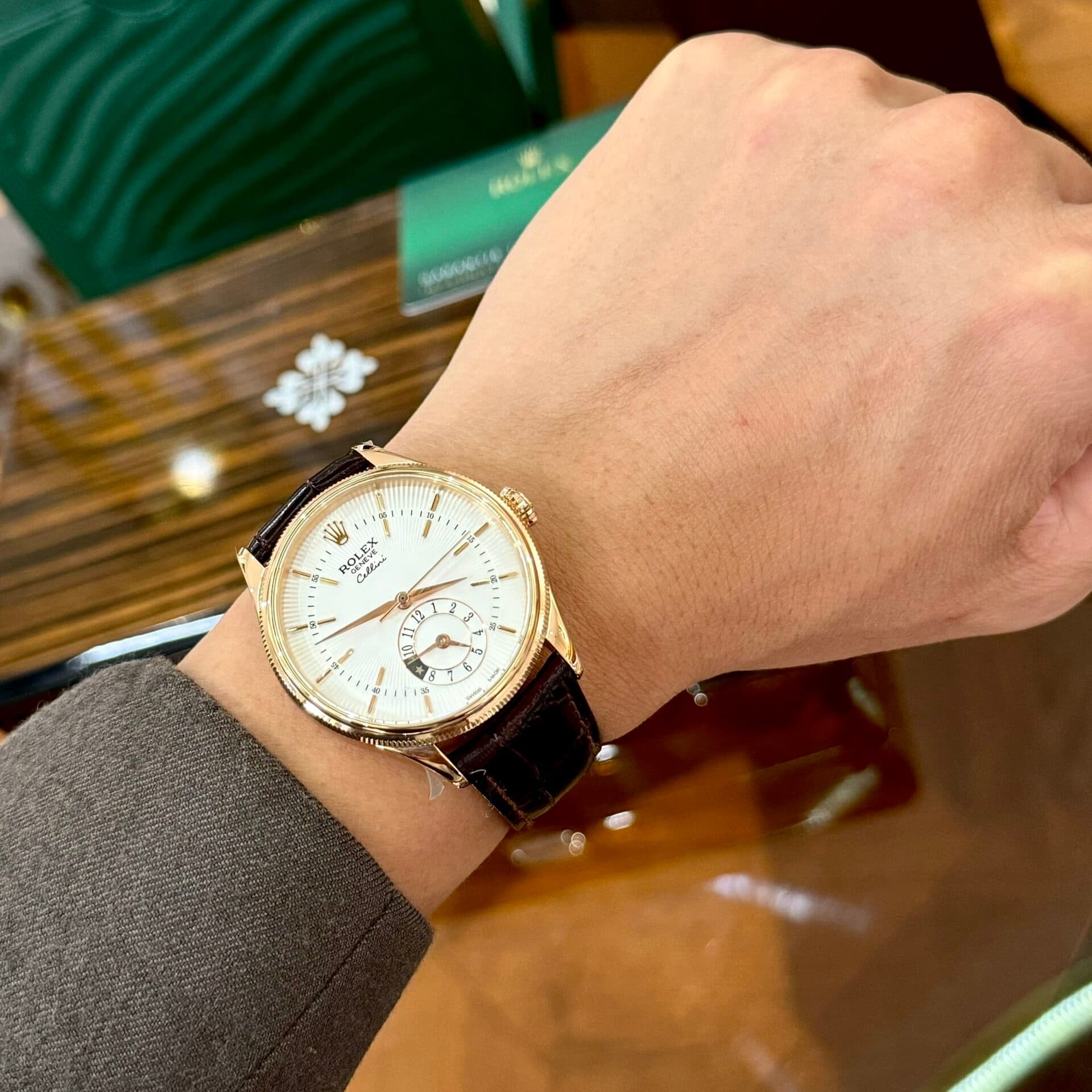 Dong-Ho-Rolex-Cellini-50525-Replica-11-Vo-Vang-Hong-Day-Nau-39mm-8-1