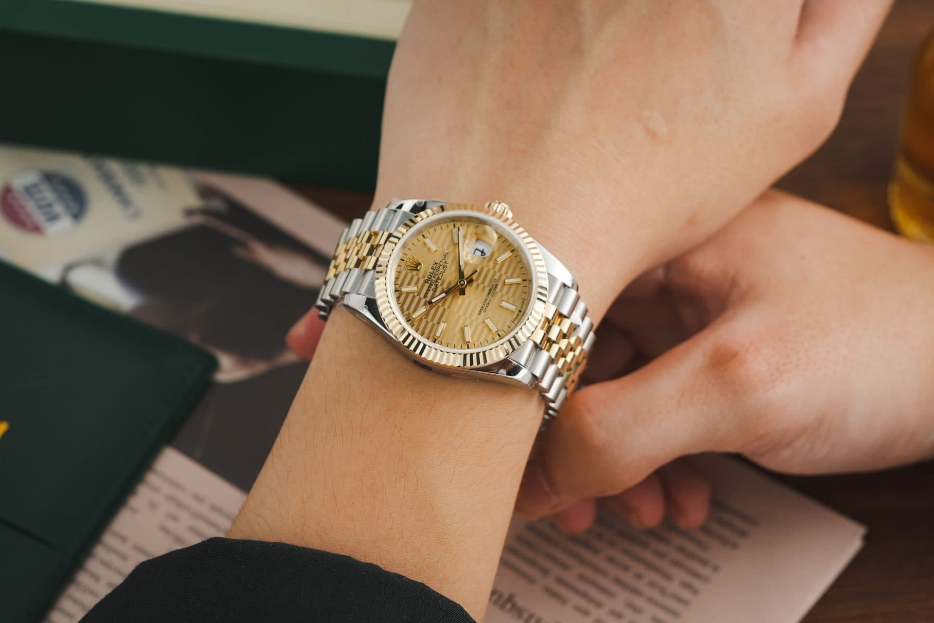 Dong-Ho-Rolex-Che-Tac-DateJust-126233-Mat-Nep-Gap-Boc-Vang-GM-Factory-36mm-2-1