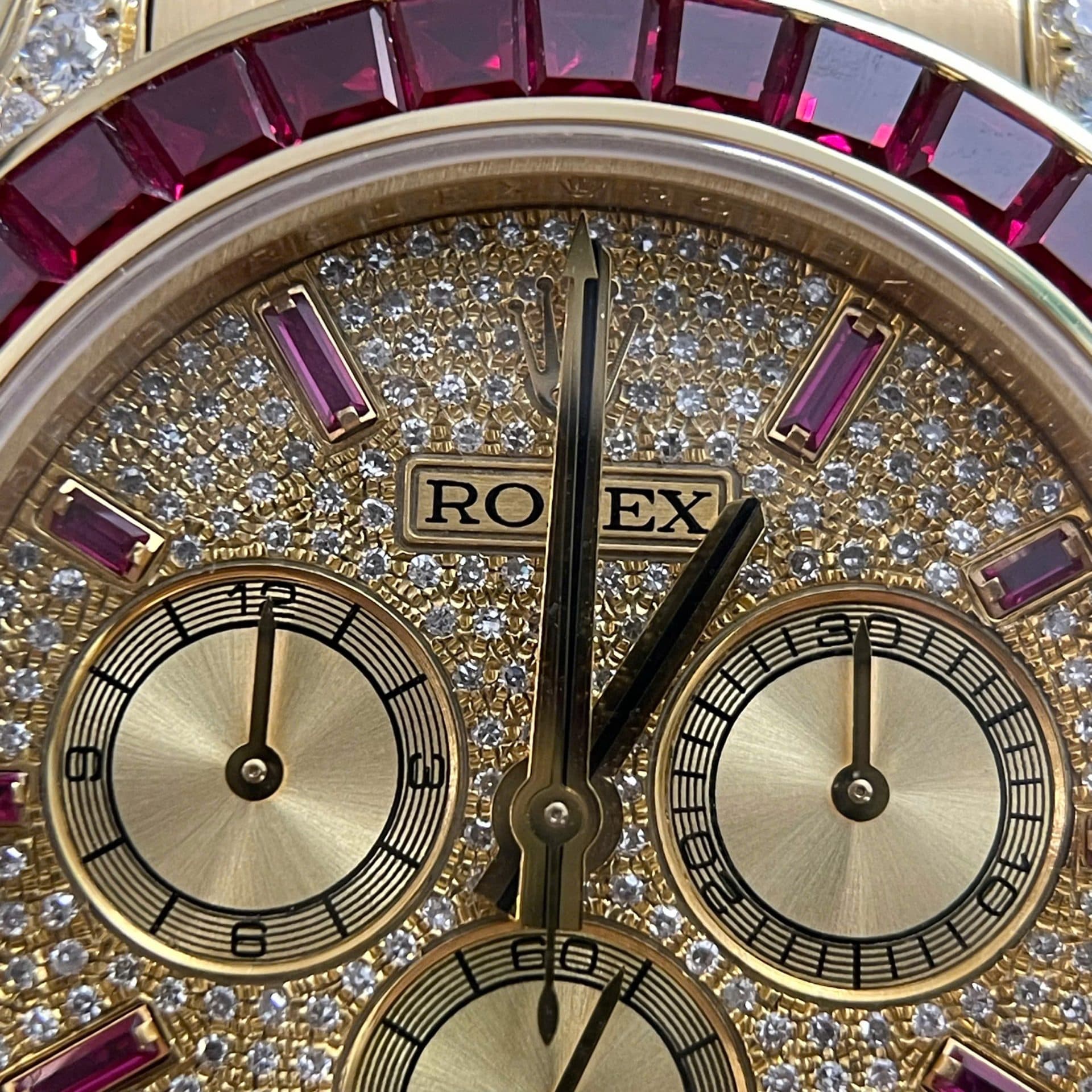 Dong-Ho-Rolex-Che-Tac-Daytona-126598TRU-Vang-18K-Nguyen-Khoi-Ruby-Kim-Cuong-Tu-Nhien-40mm-6-1