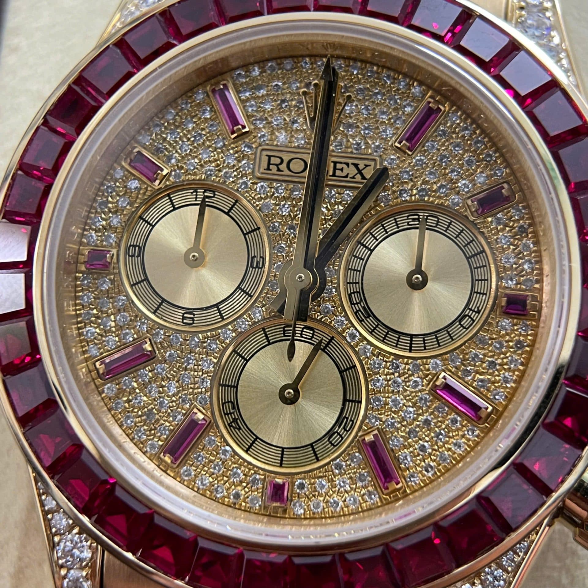 Dong-Ho-Rolex-Che-Tac-Daytona-126598TRU-Vang-18K-Nguyen-Khoi-Ruby-Kim-Cuong-Tu-Nhien-40mm-7-1