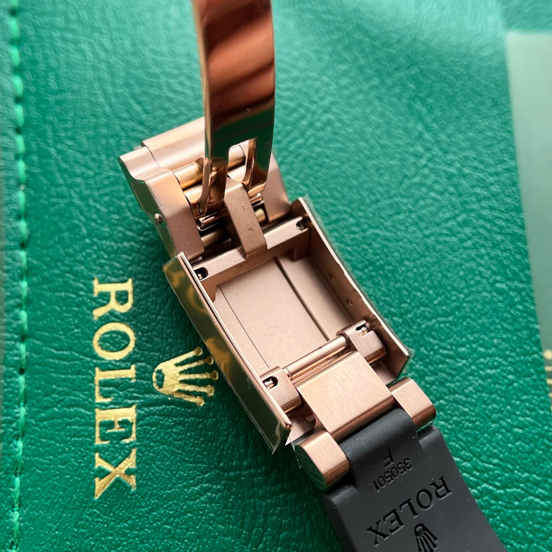 Dong-Ho-Rolex-Cosmograph-Daytona-116515LN-Replica-11-Vang-Hong-BTF-40mm-10-scaled-1