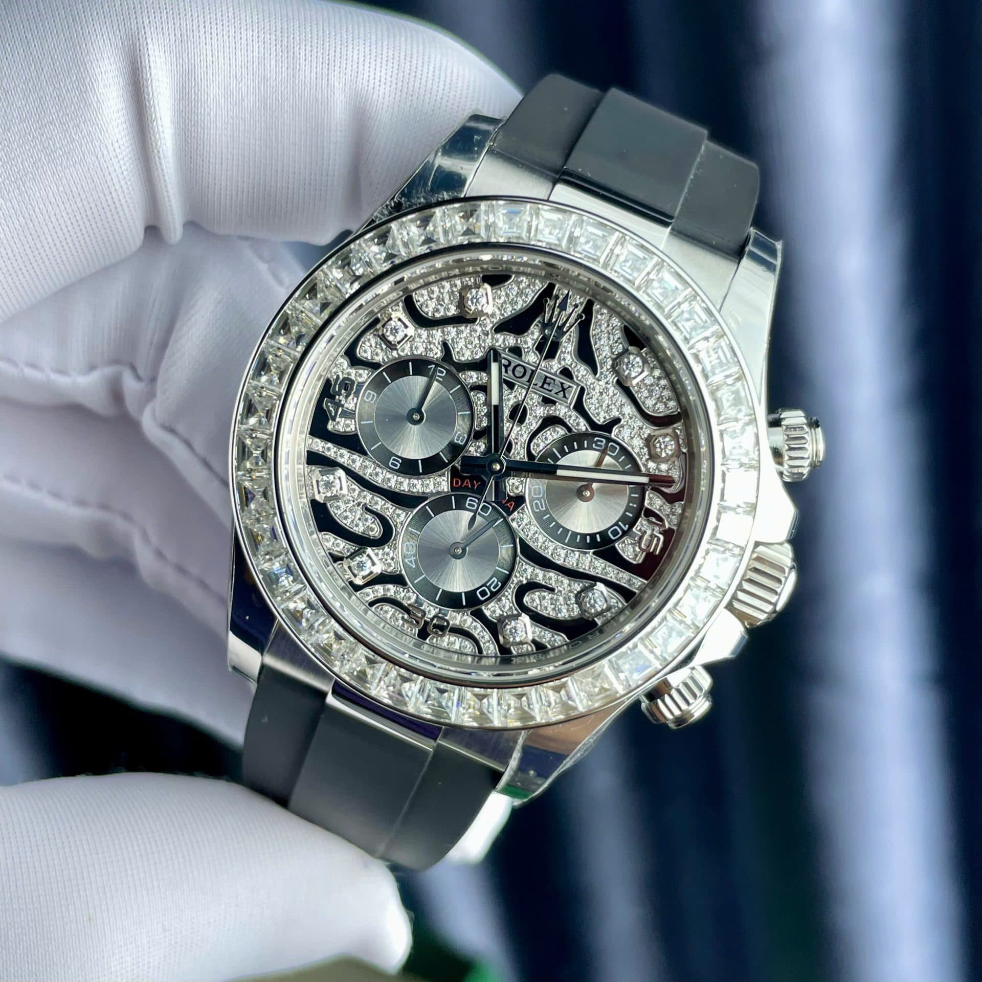 Dong-Ho-Rolex-Cosmograph-Daytona-Eye-Of-The-Tiger-Che-Tac-Kim-Cuong-Moissanite-Baguette-40mm-2-1