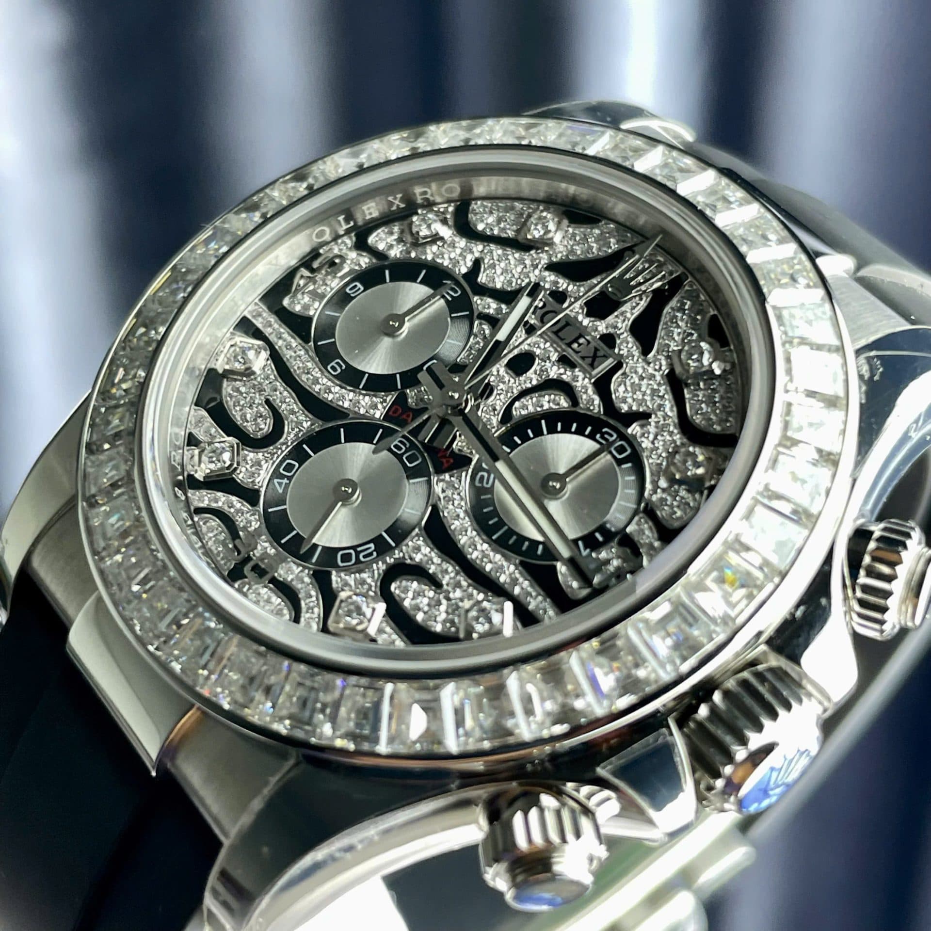 Dong-Ho-Rolex-Cosmograph-Daytona-Eye-Of-The-Tiger-Che-Tac-Kim-Cuong-Moissanite-Baguette-40mm-3-1