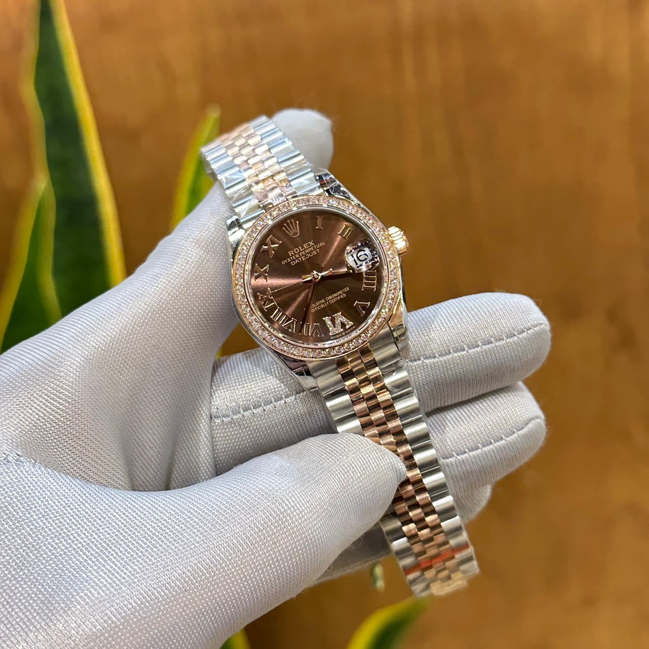 Dong-Ho-Rolex-DateJust-Nu-Dinh-Da-Mat-Chocolate-Fake-Cao-Cap-31mm-5-1