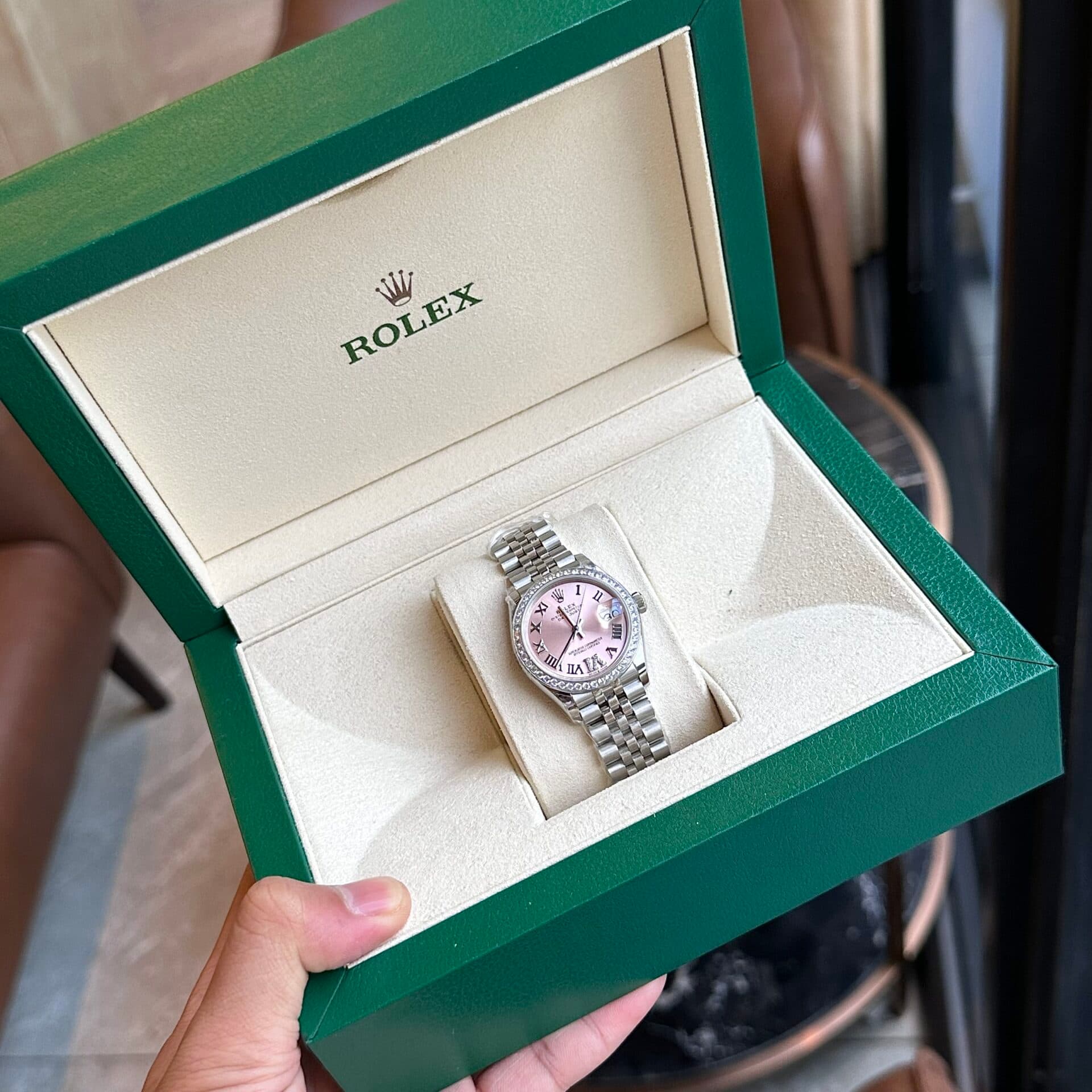 Dong-Ho-Rolex-DateJust-Nu-Dinh-Da-Mat-So-Mau-Hong-EW-31mm-1-1