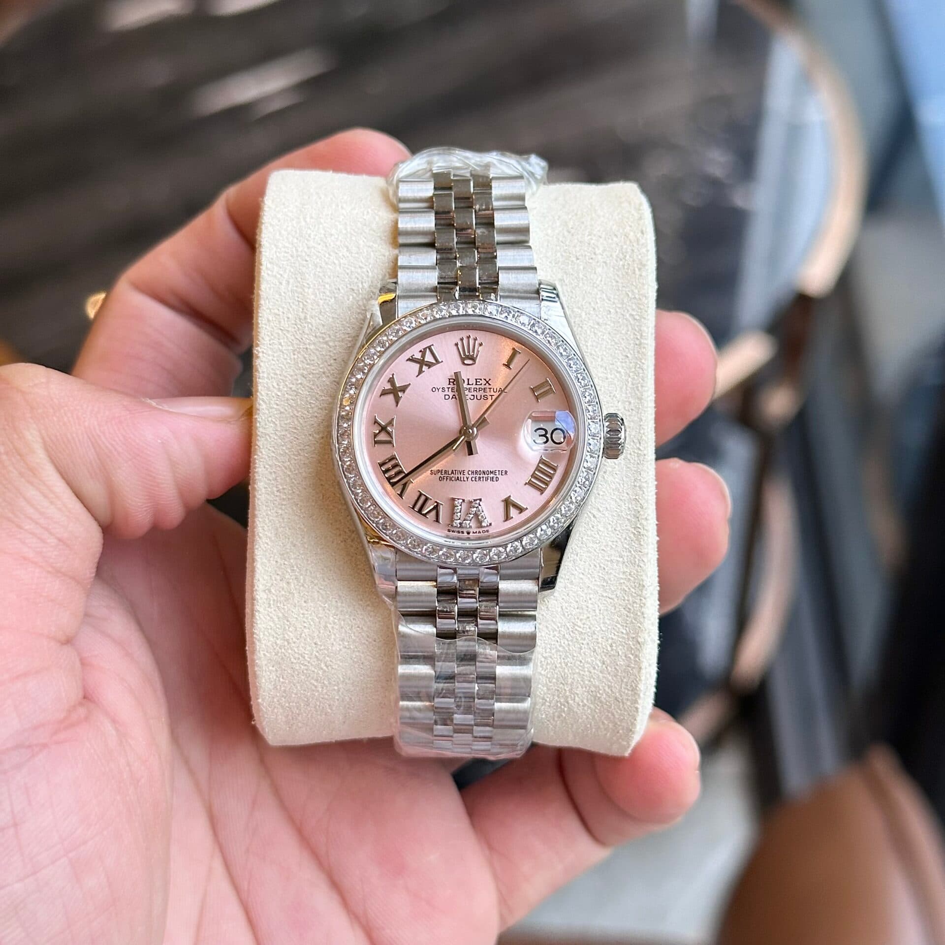 Dong-Ho-Rolex-DateJust-Nu-Dinh-Da-Mat-So-Mau-Hong-EW-31mm-2-1