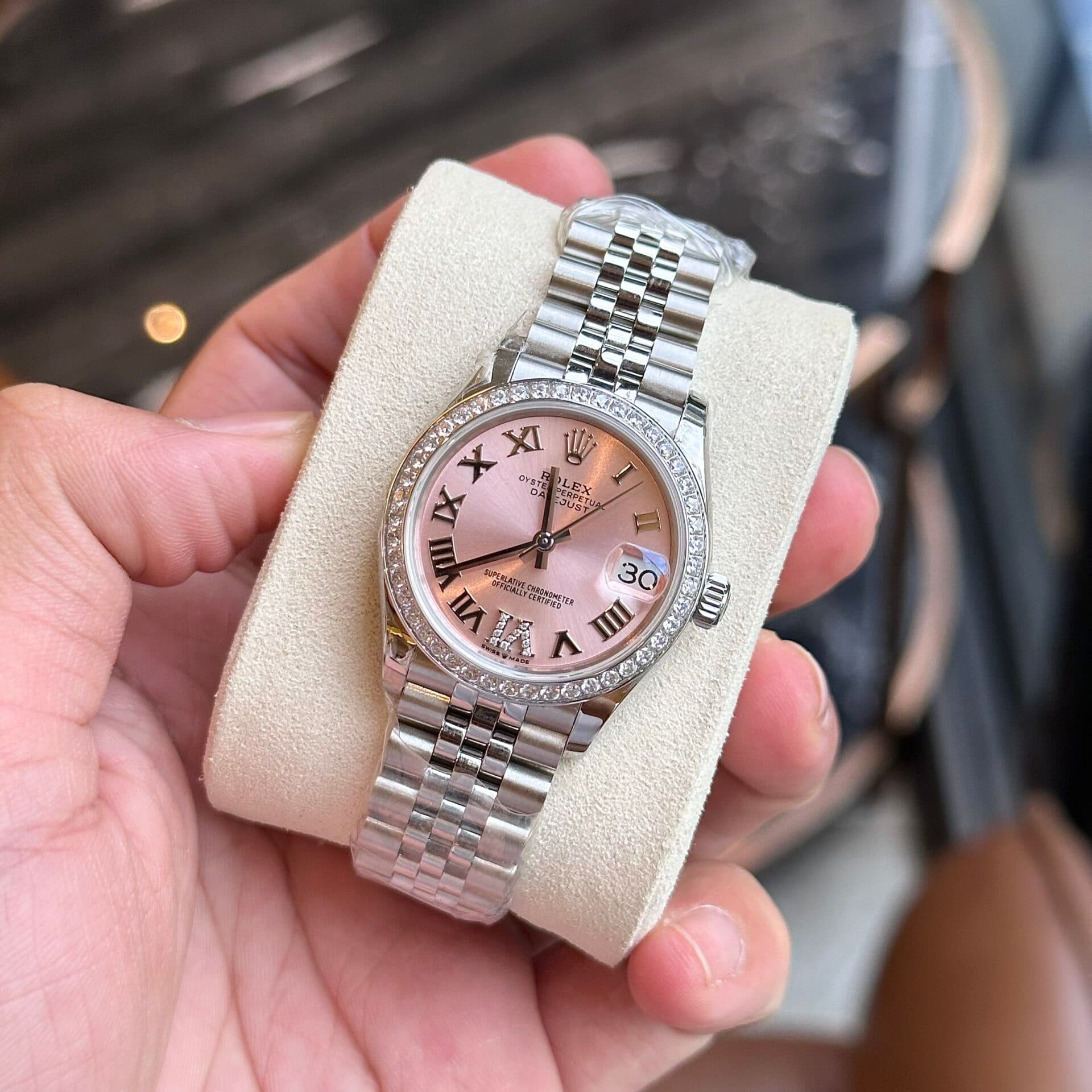 Dong-Ho-Rolex-DateJust-Nu-Dinh-Da-Mat-So-Mau-Hong-EW-31mm-3-1