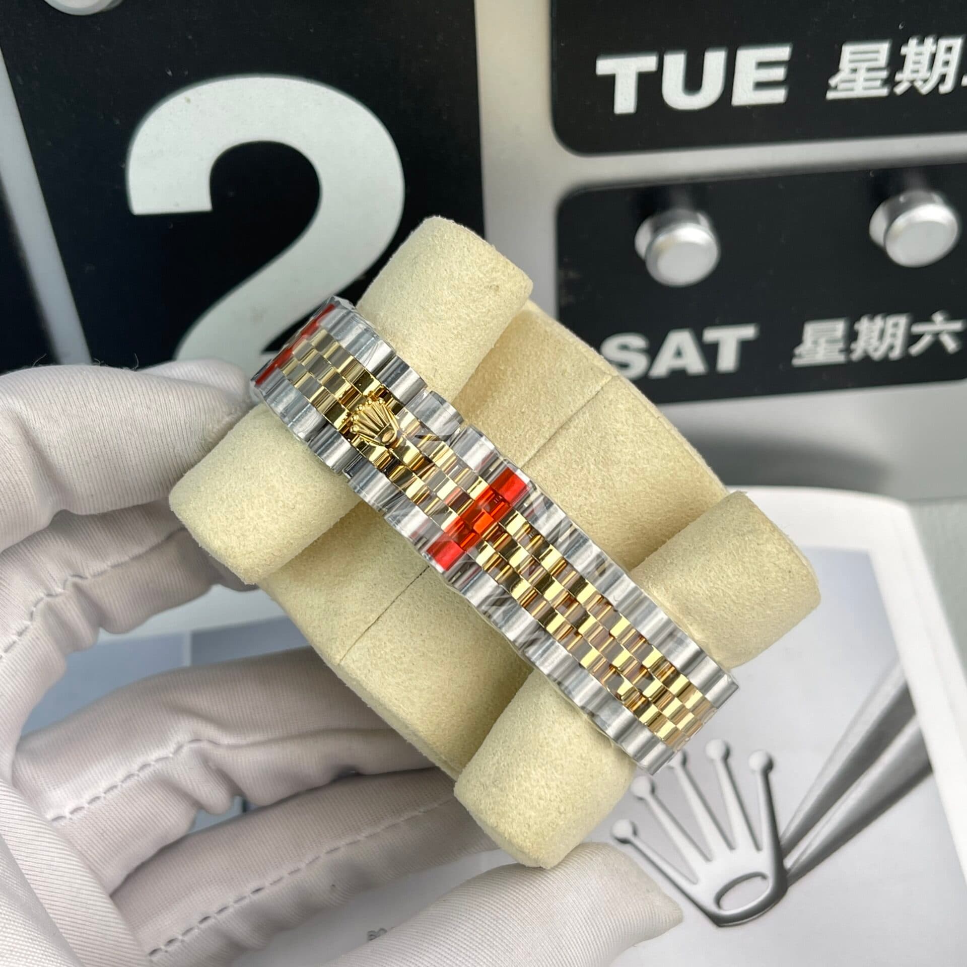 Dong-Ho-Rolex-DateJust-Nu-Dinh-Da-Mat-Vang-Champagne-EW-Factory-31mm-4-1