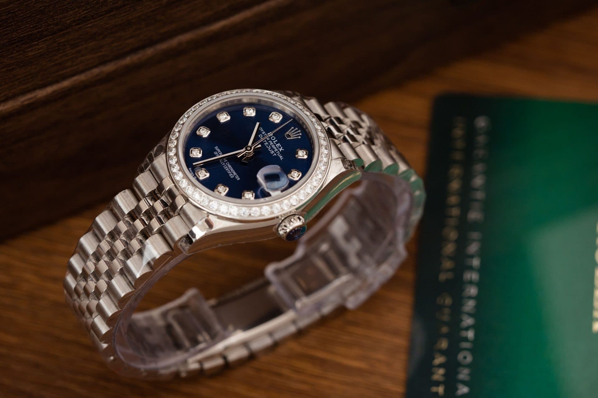 Dong-Ho-Rolex-DateJust-Nu-Dinh-Da-Mat-Xanh-Blue-May-Thuy-Sy-8-1