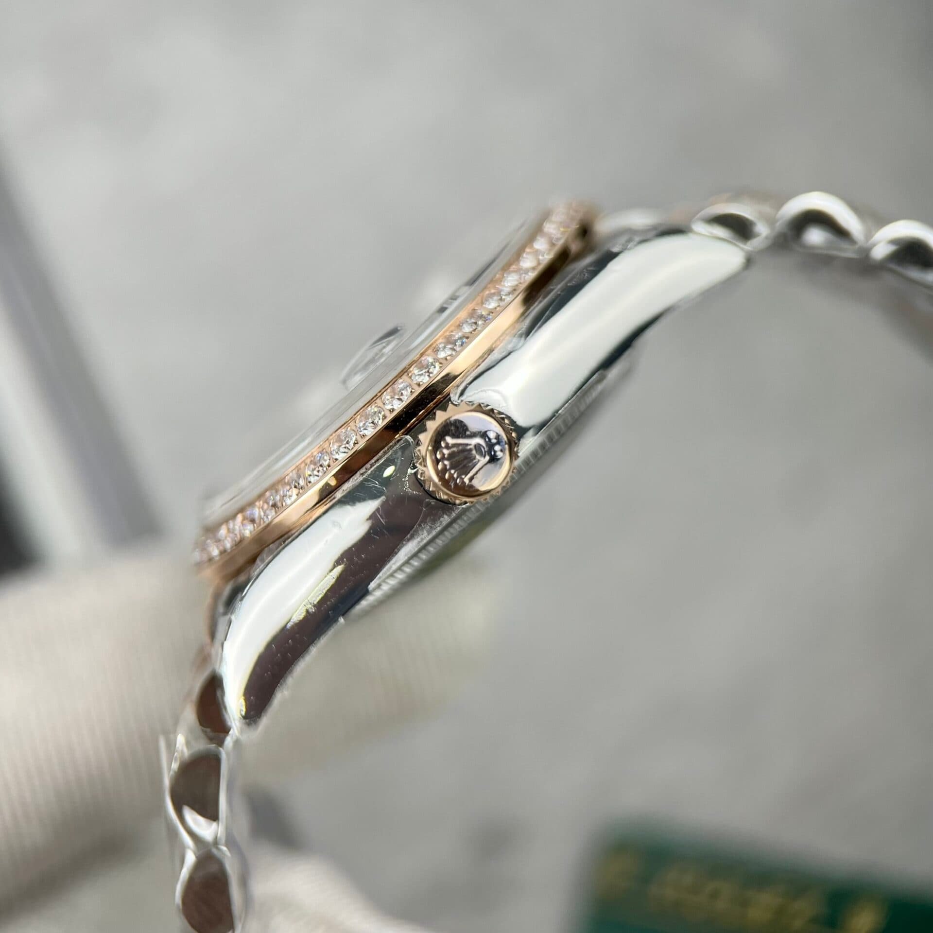 Dong-Ho-Rolex-DateJust-Nu-Mat-Hoa-La-Dinh-Da-Replica-31mm-1-1