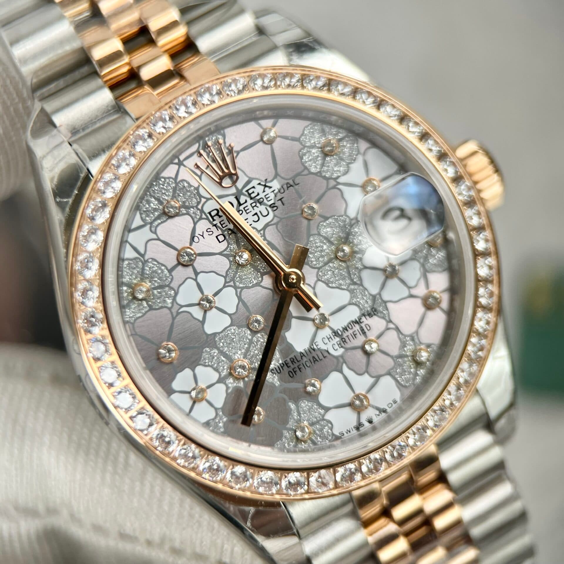 Dong-Ho-Rolex-DateJust-Nu-Mat-Hoa-La-Dinh-Da-Replica-31mm-8-1