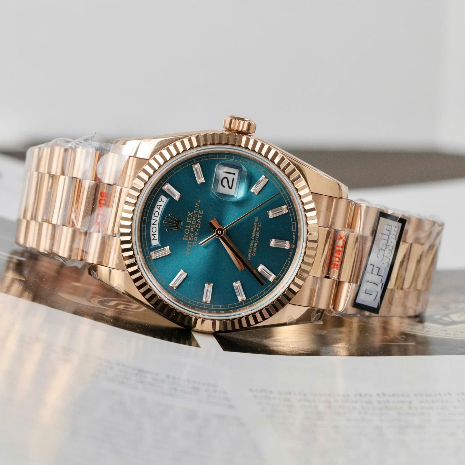 Dong-Ho-Rolex-Day-Date-128235-Replica-11-Mau-Xanh-Luc-Tinh-Chinh-Trong-Luong-158gram-Nha-May-QF-36mm-4-1