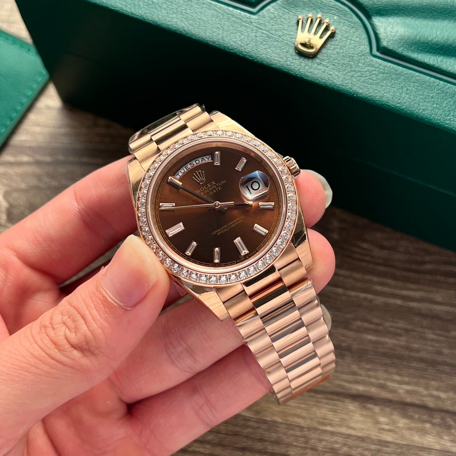 Dong-Ho-Rolex-Day-Date-228235-Mat-Chocolate-Dinh-Da-Fake-11-EW-2-1