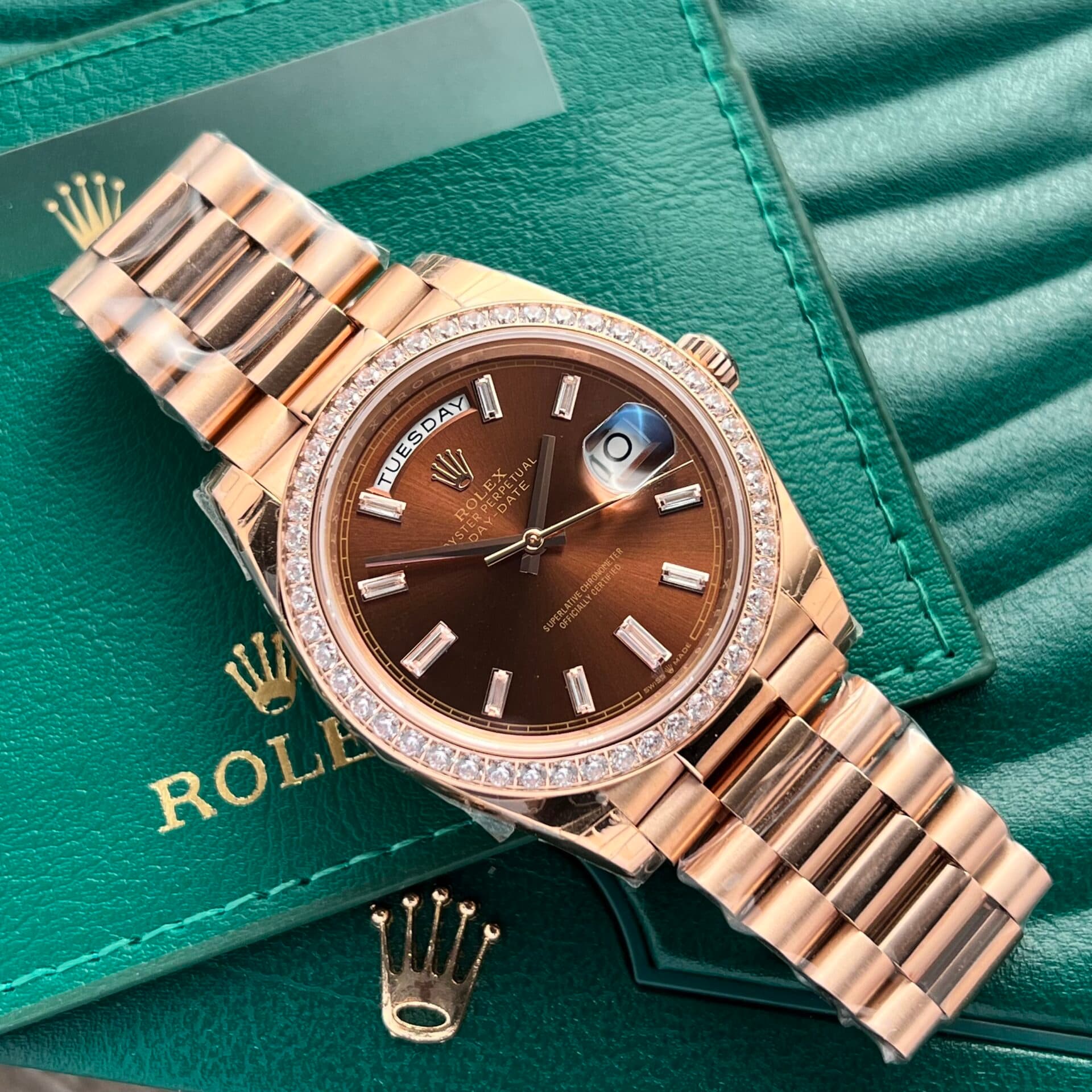 Dong-Ho-Rolex-Day-Date-228235-Mat-Chocolate-Dinh-Da-Fake-11-EW-3-1