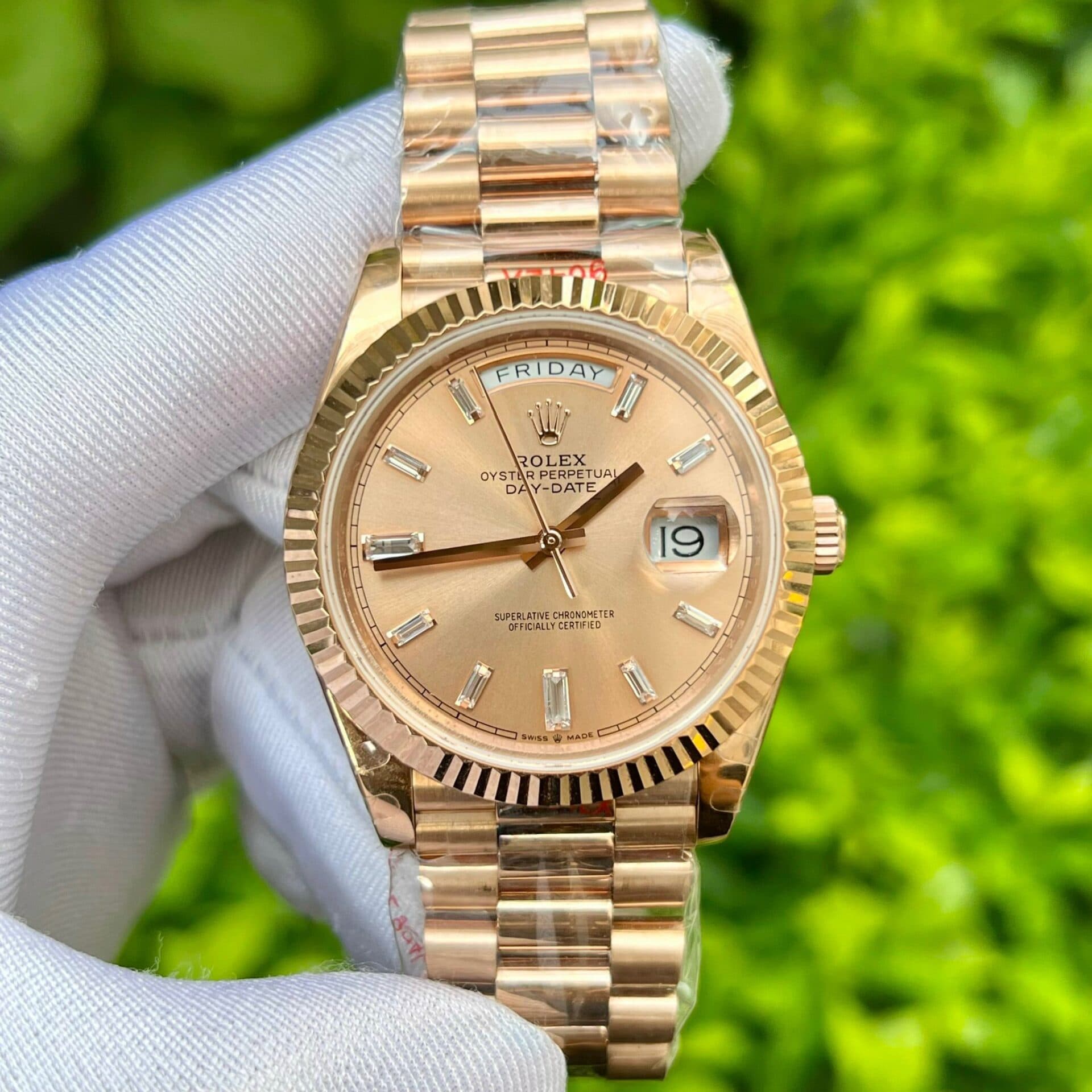 Dong-Ho-Rolex-Day-Date-228235-Mat-Hong-Coc-So-Dinh-Da-GM-Factory-40mm-1-1