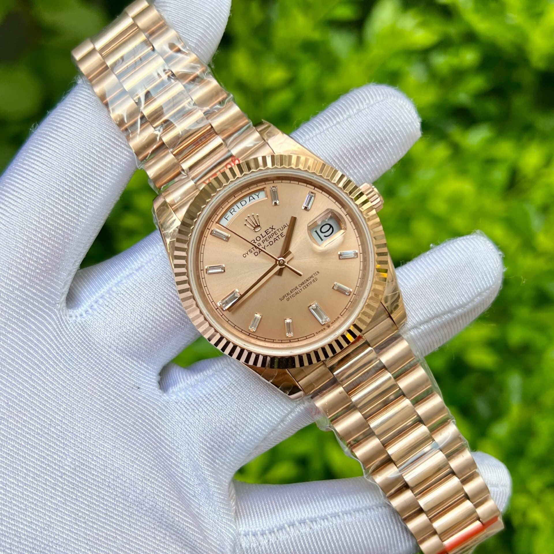 Dong-Ho-Rolex-Day-Date-228235-Mat-Hong-Coc-So-Dinh-Da-GM-Factory-40mm-2-1
