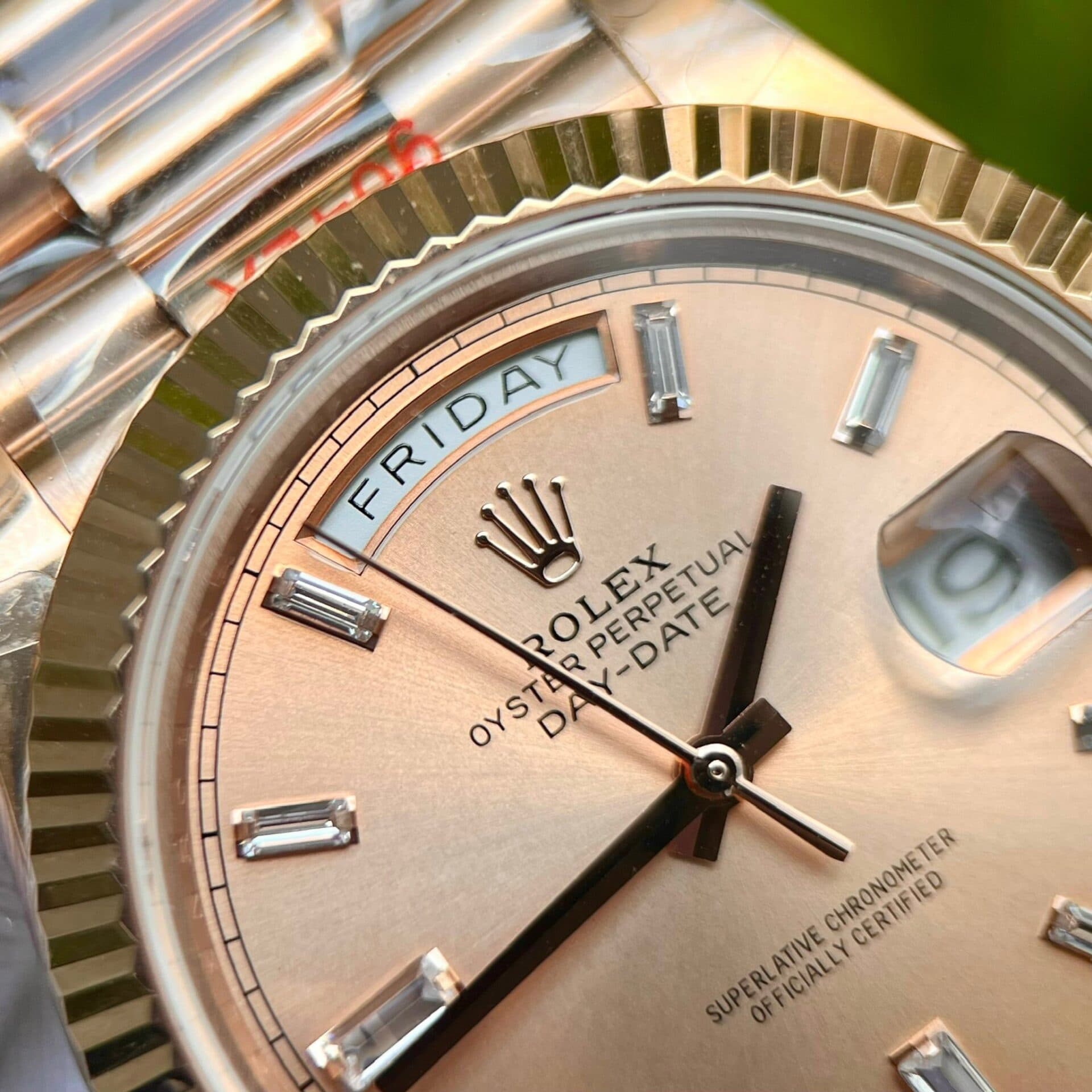 Dong-Ho-Rolex-Day-Date-228235-Mat-Hong-Coc-So-Dinh-Da-GM-Factory-40mm-3-1