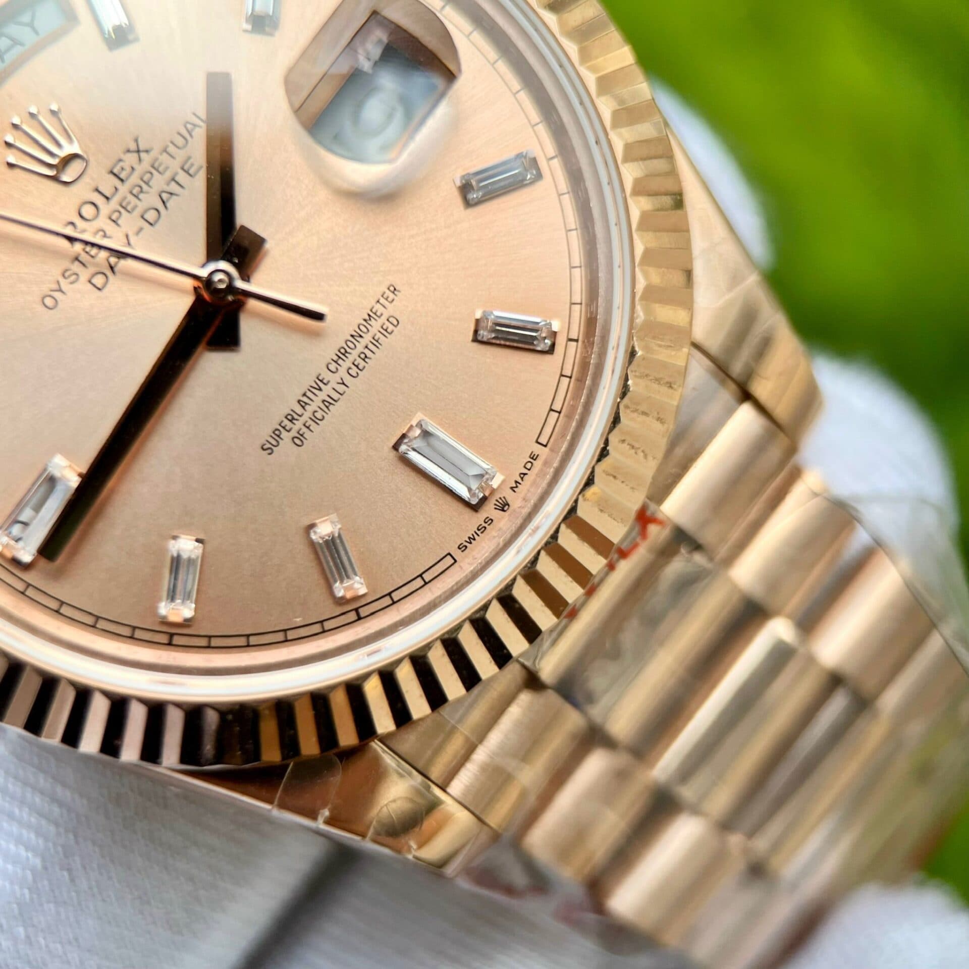 Dong-Ho-Rolex-Day-Date-228235-Mat-Hong-Coc-So-Dinh-Da-GM-Factory-40mm-4-1