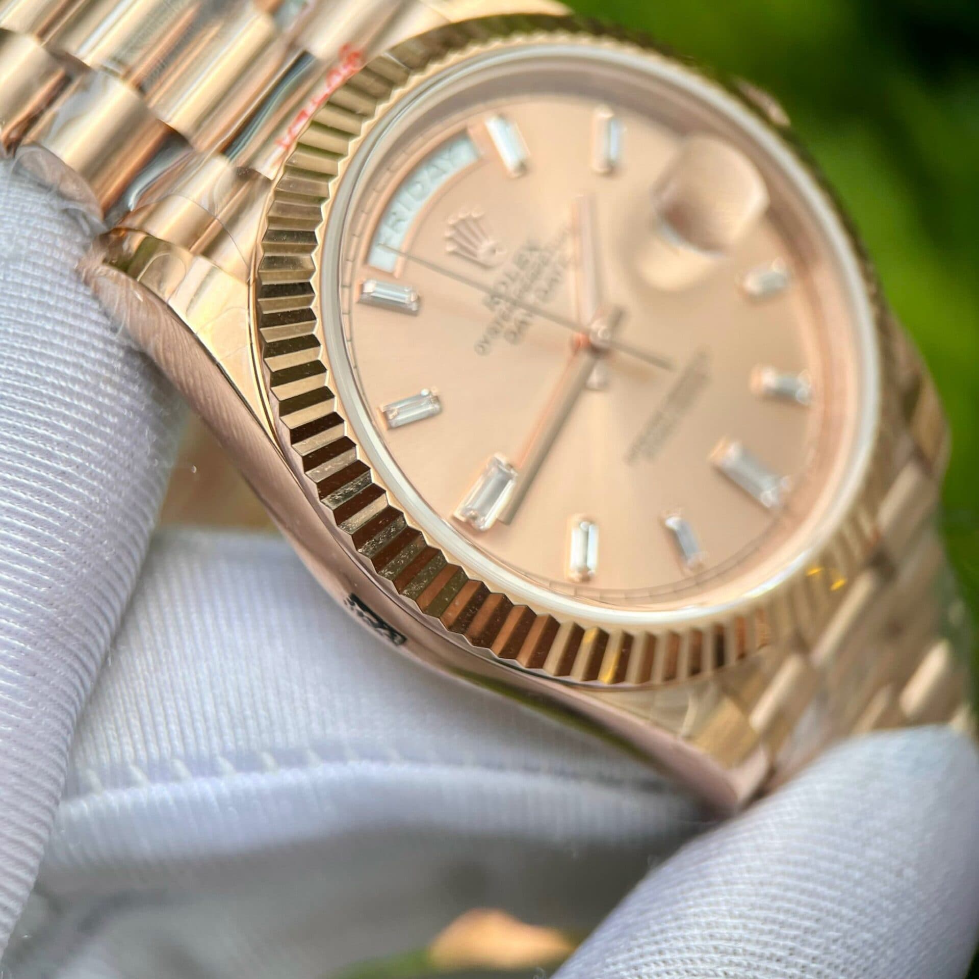 Dong-Ho-Rolex-Day-Date-228235-Mat-Hong-Coc-So-Dinh-Da-GM-Factory-40mm-7-1