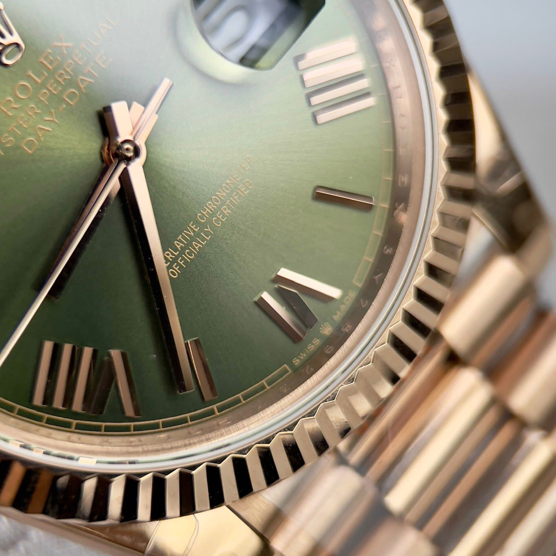 Dong-Ho-Rolex-Day-Date-228235-Mat-Xanh-La-Cay-Nha-May-GM-1-1