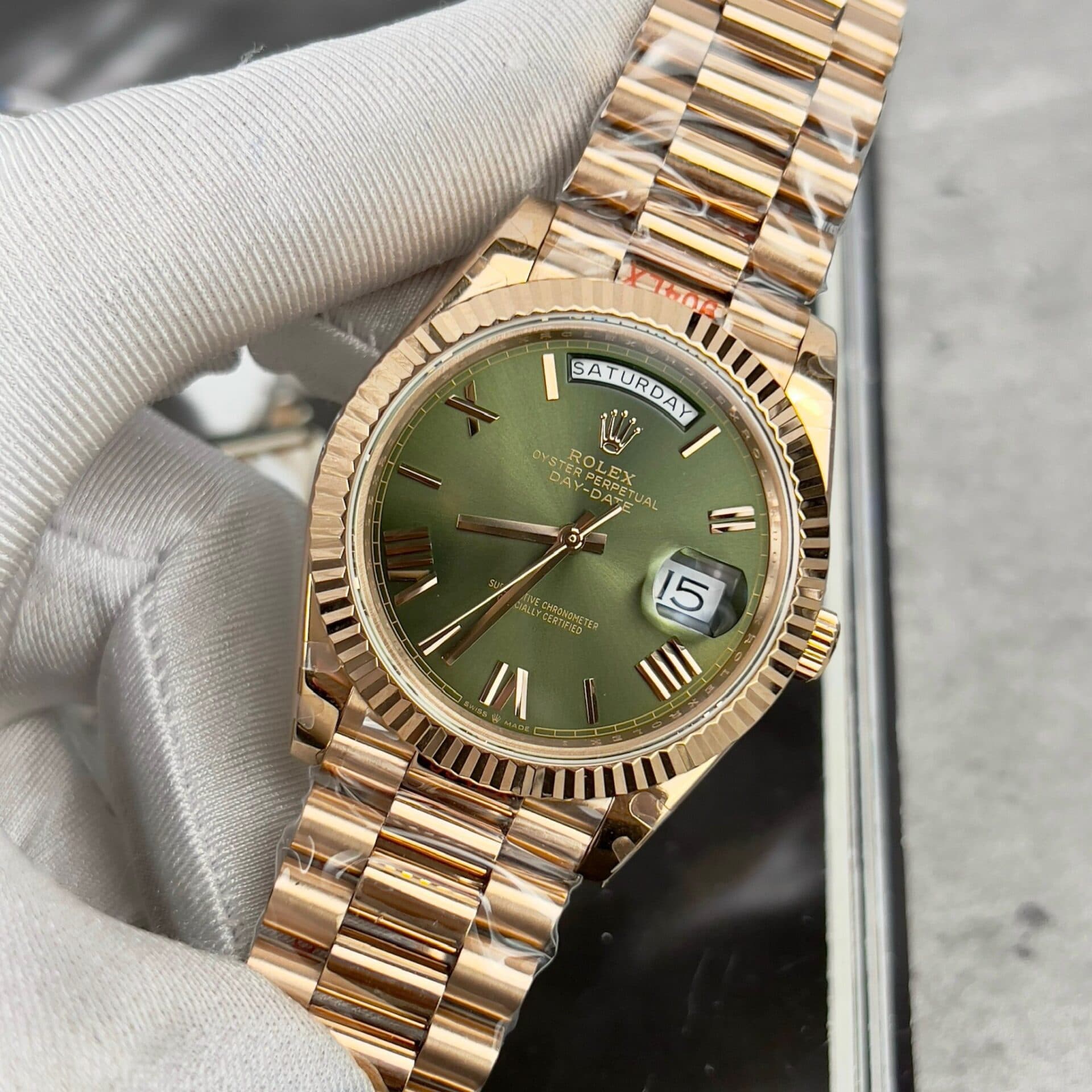 Dong-Ho-Rolex-Day-Date-228235-Mat-Xanh-La-Cay-Nha-May-GM-5-1