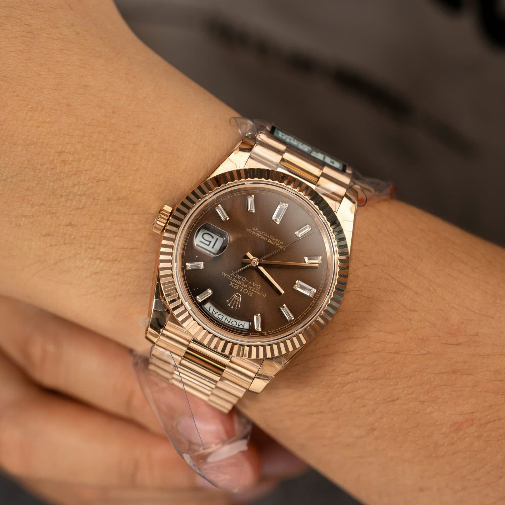 Dong-Ho-Rolex-Day-Date-228235-Replica-11-Mat-Chocolate-Trong-Luong-185gram-Nha-May-QF-40mm-3-1