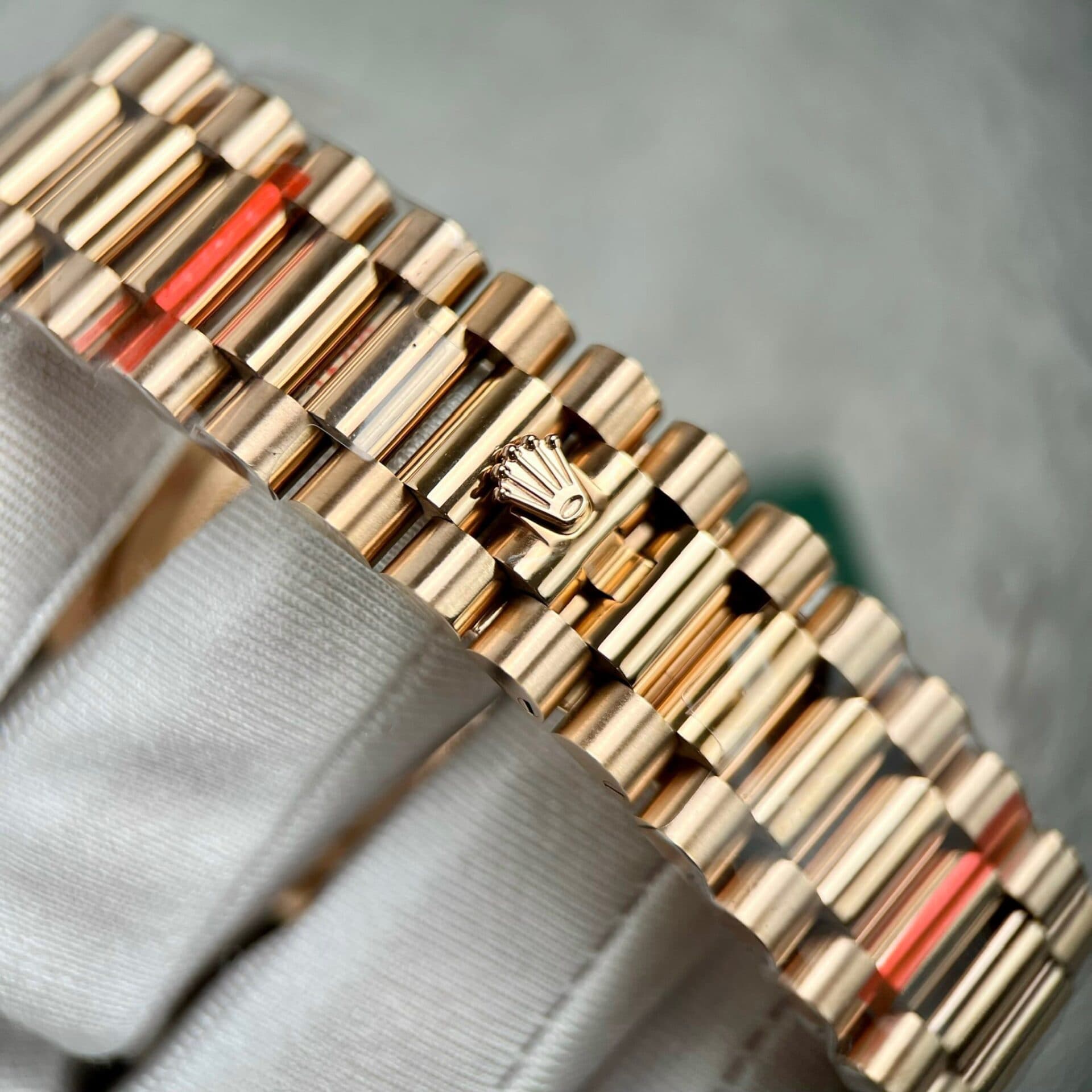 Dong-Ho-Rolex-Day-Date-228235-Replica-11-Mat-So-Chocolate-GMF-40mm-1-1