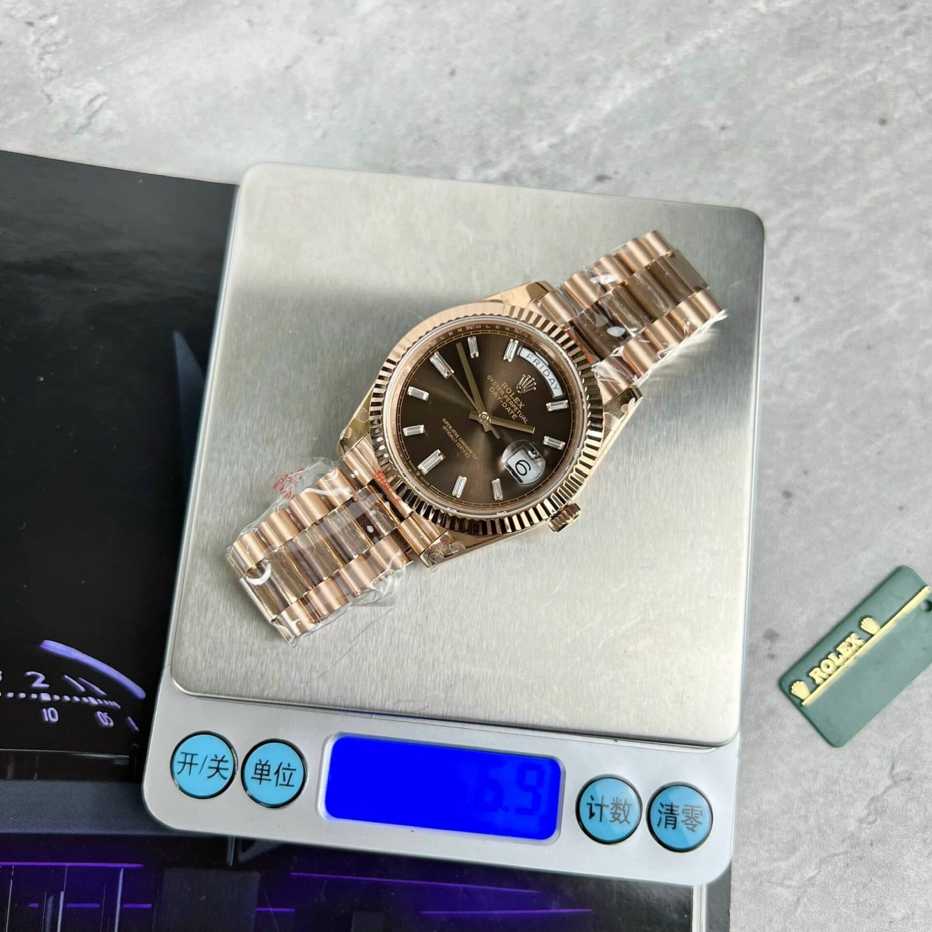 Dong-Ho-Rolex-Day-Date-228235-Replica-11-Mat-So-Chocolate-GMF-40mm-2-1