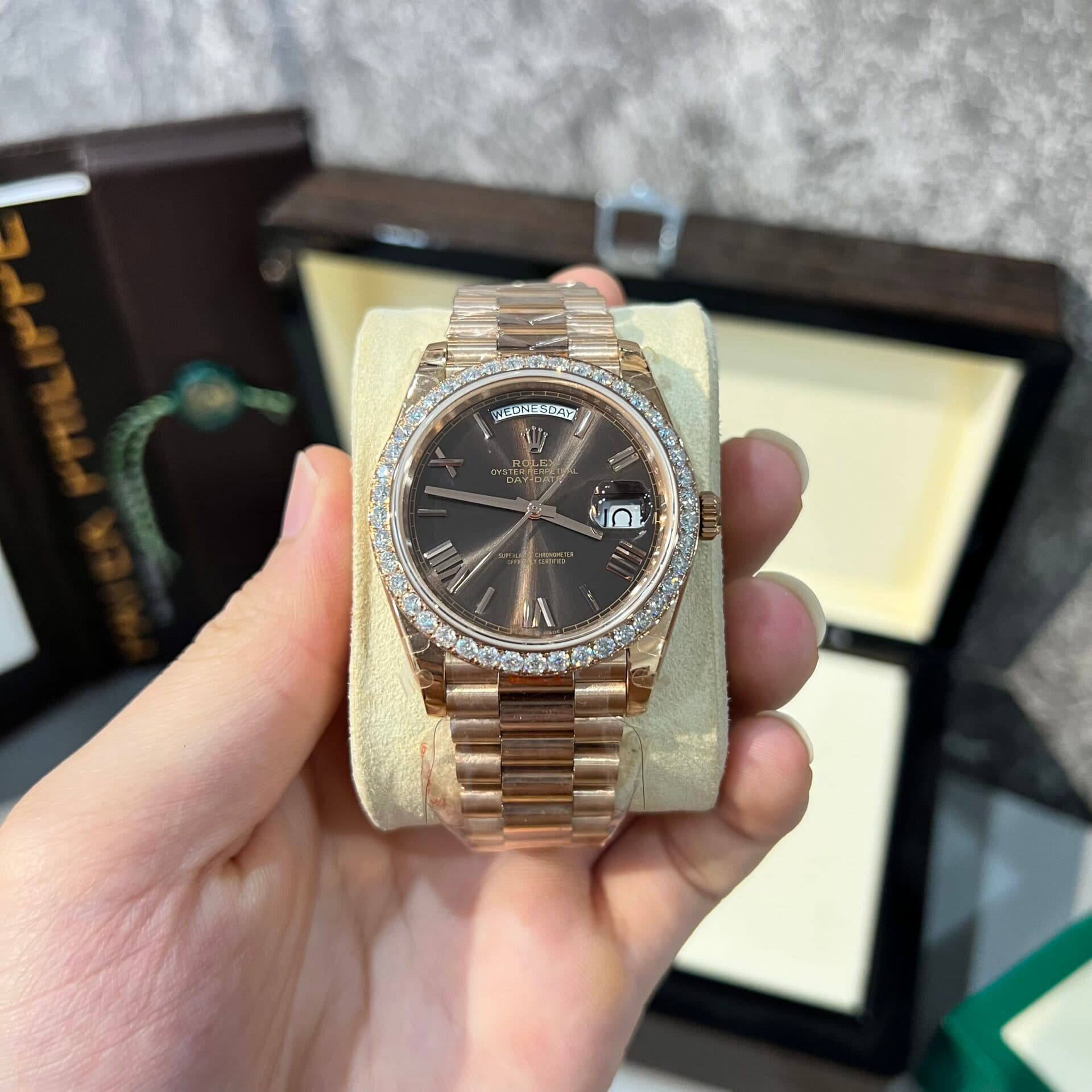 Dong-Ho-Rolex-Day-Date-228235-Tinh-Chinh-Do-Moissanite-40mm-3-1