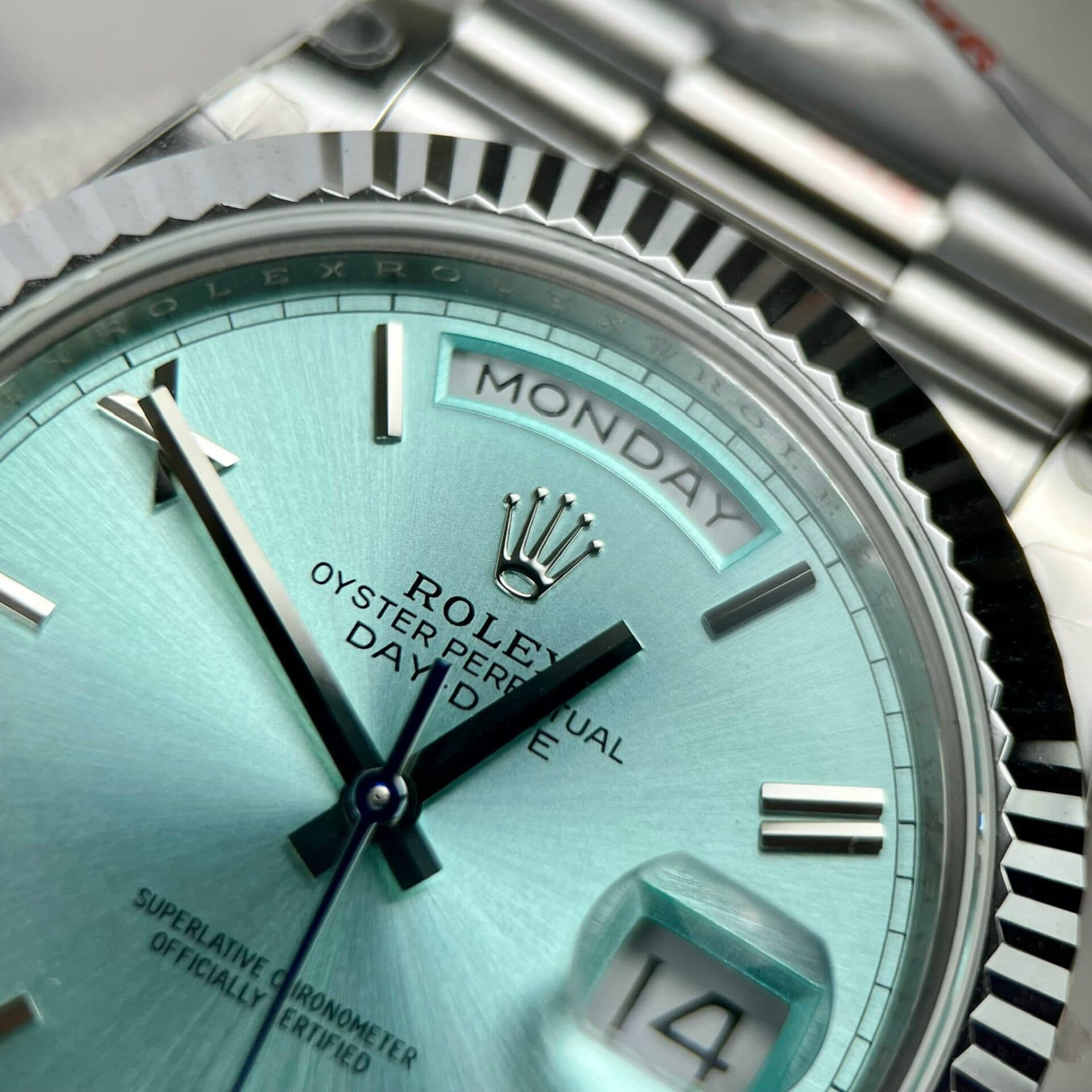 Dong-Ho-Rolex-Day-Date-228236-Replica-11-Mat-Xanh-Bang-Nha-May-GM-40mm-3-1