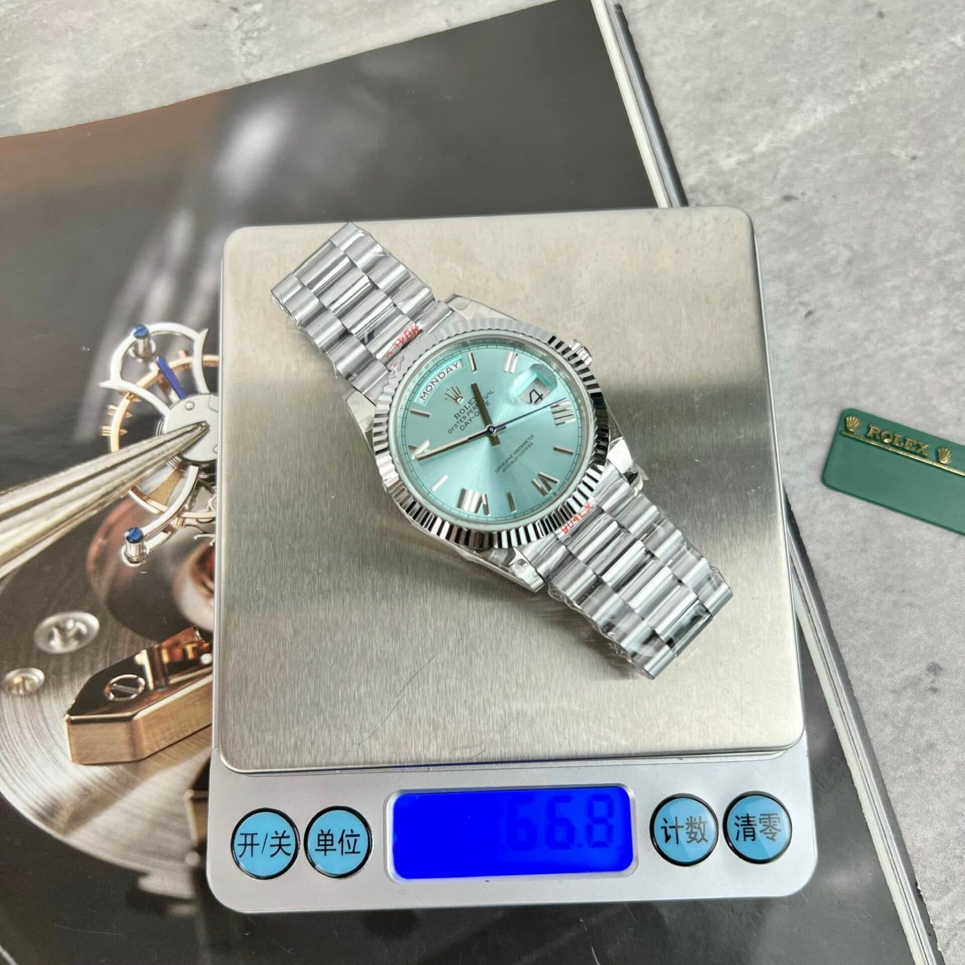 Dong-Ho-Rolex-Day-Date-228236-Replica-11-Mat-Xanh-Bang-Nha-May-GM-40mm-5-1