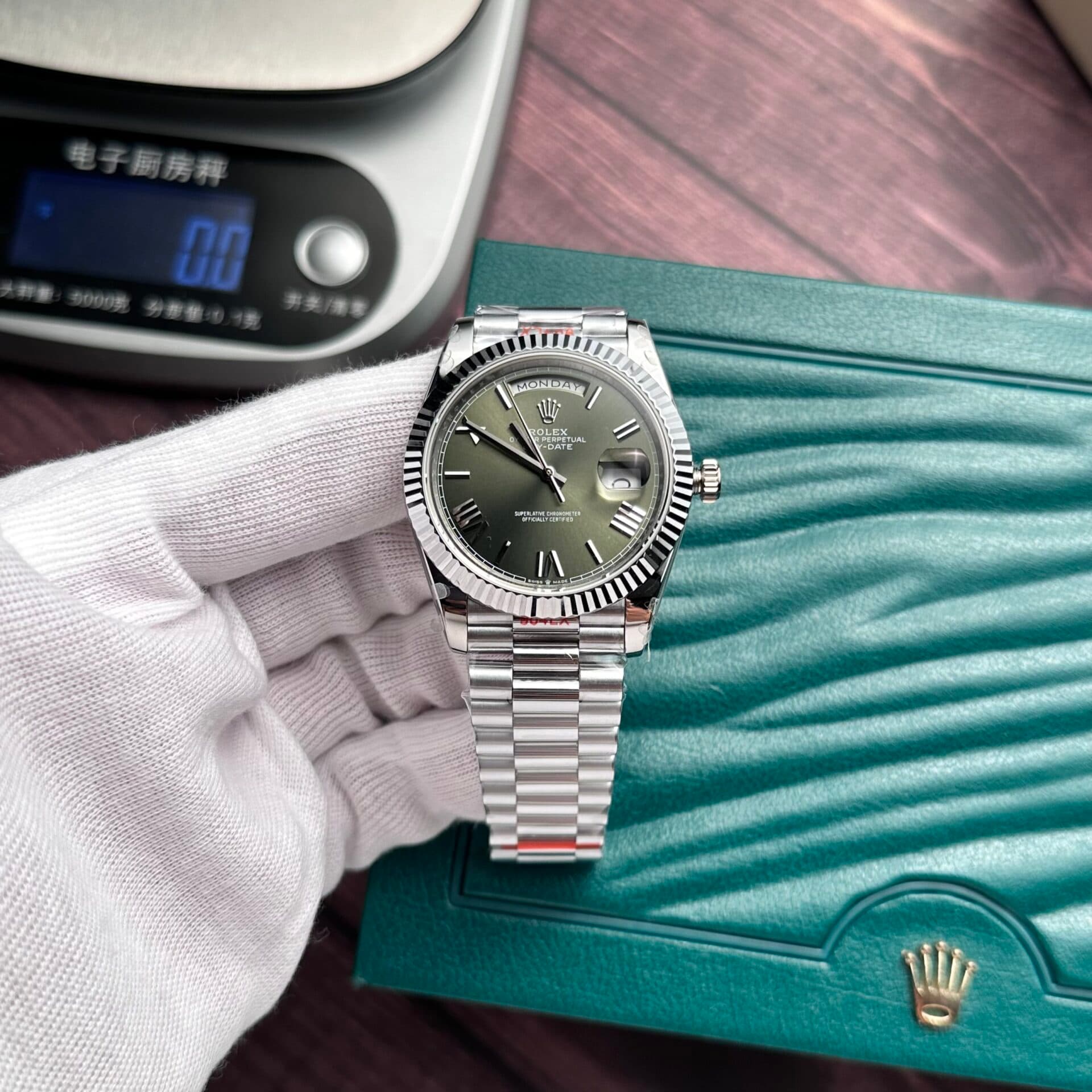 Dong-Ho-Rolex-Day-Date-228236-Tinh-Chinh-Mat-So-Xanh-La-GM-V2-40mm-3-1