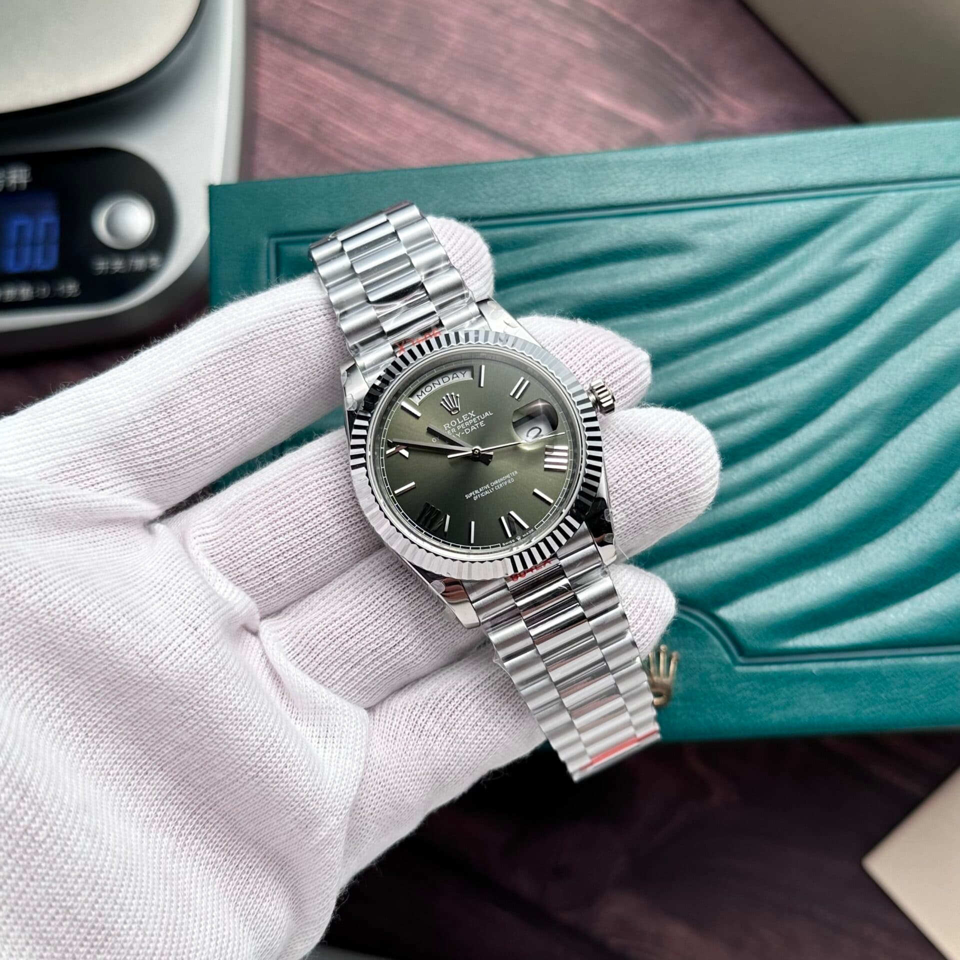Dong-Ho-Rolex-Day-Date-228236-Tinh-Chinh-Mat-So-Xanh-La-GM-V2-40mm-4-1