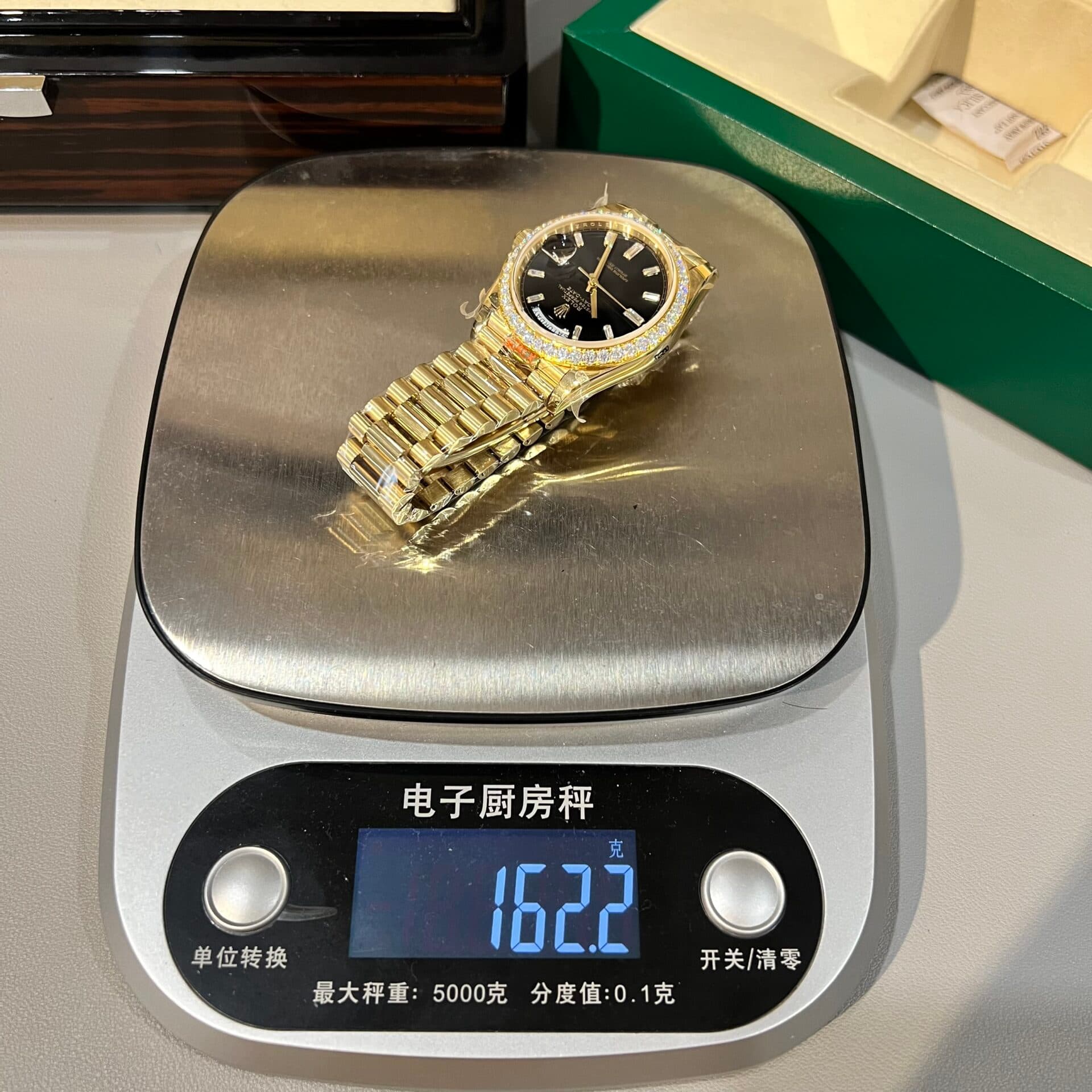 Dong-Ho-Rolex-Day-Date-228238-Tinh-Chinh-Do-Kim-Cuong-Moissanite-40mm-2-1