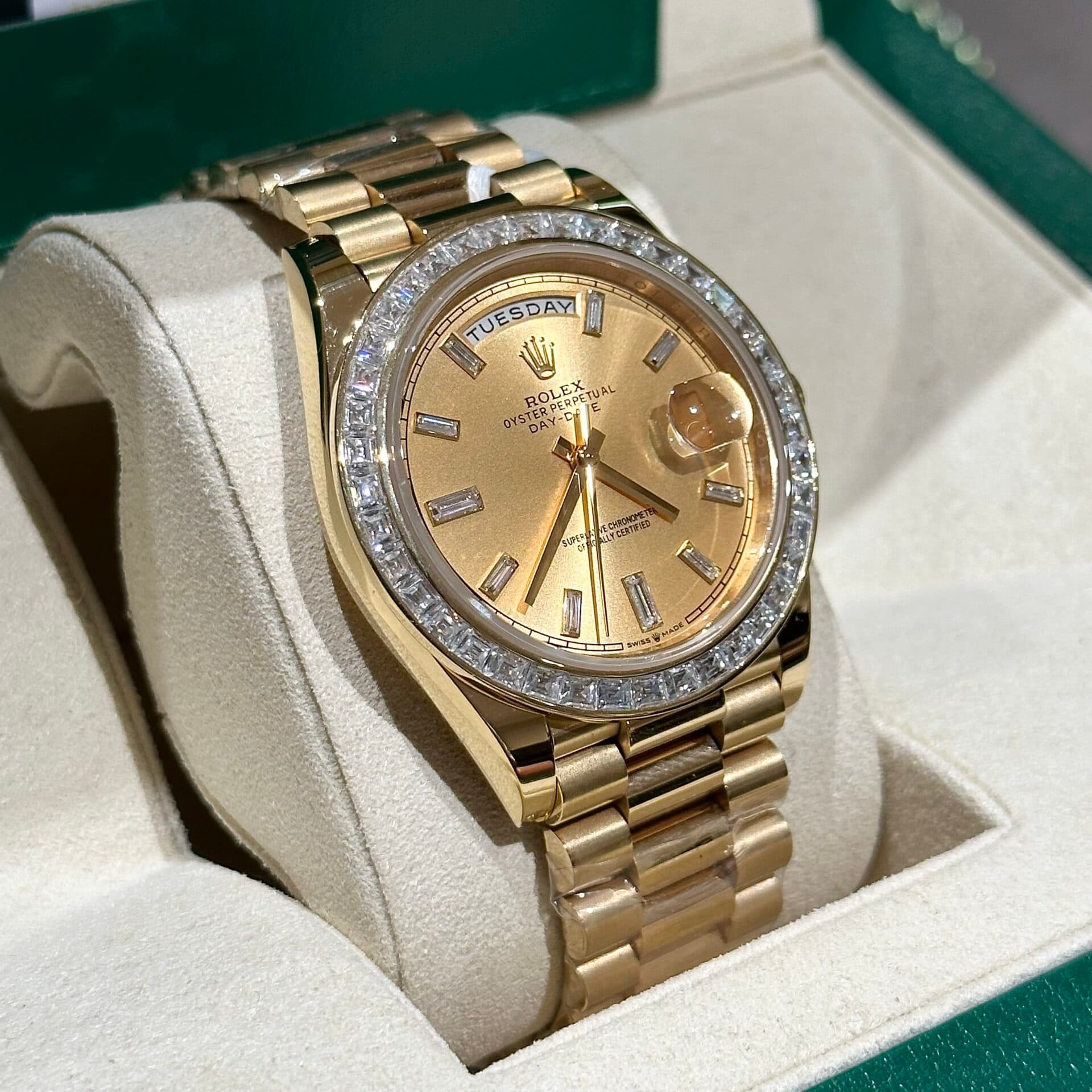 Dong-Ho-Rolex-Day-Date-Boc-Vang-Do-Kim-Cuong-Moissanite-Baguette-40mm-2-1