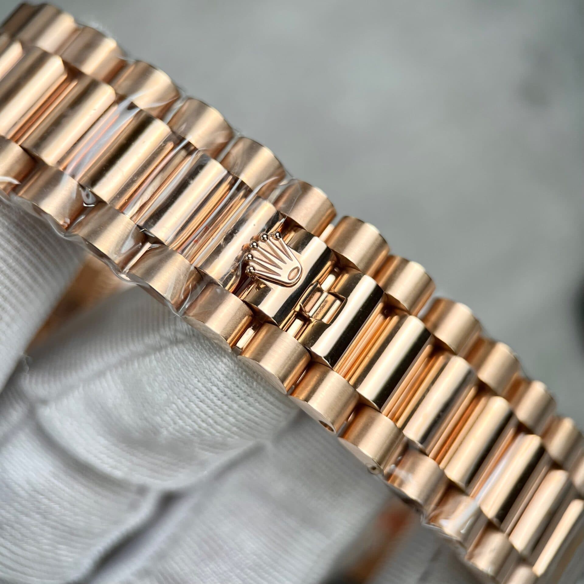 Dong-Ho-Rolex-Day-Date-Boc-Vang-Do-Kim-Cuong-Moissanite-Ruby-Do-40mm-1-1