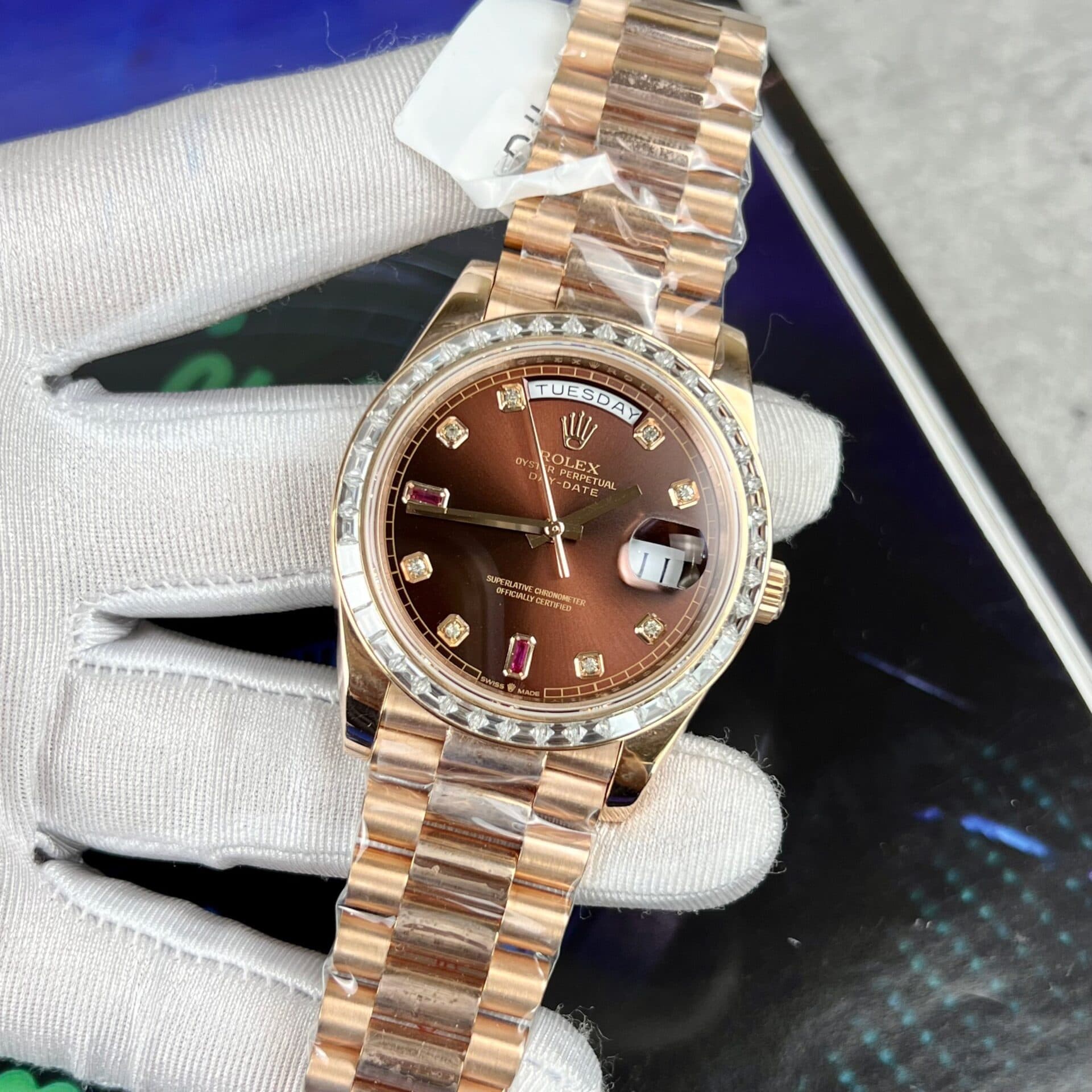 Dong-Ho-Rolex-Day-Date-Boc-Vang-Do-Kim-Cuong-Moissanite-Ruby-Do-40mm-3-1