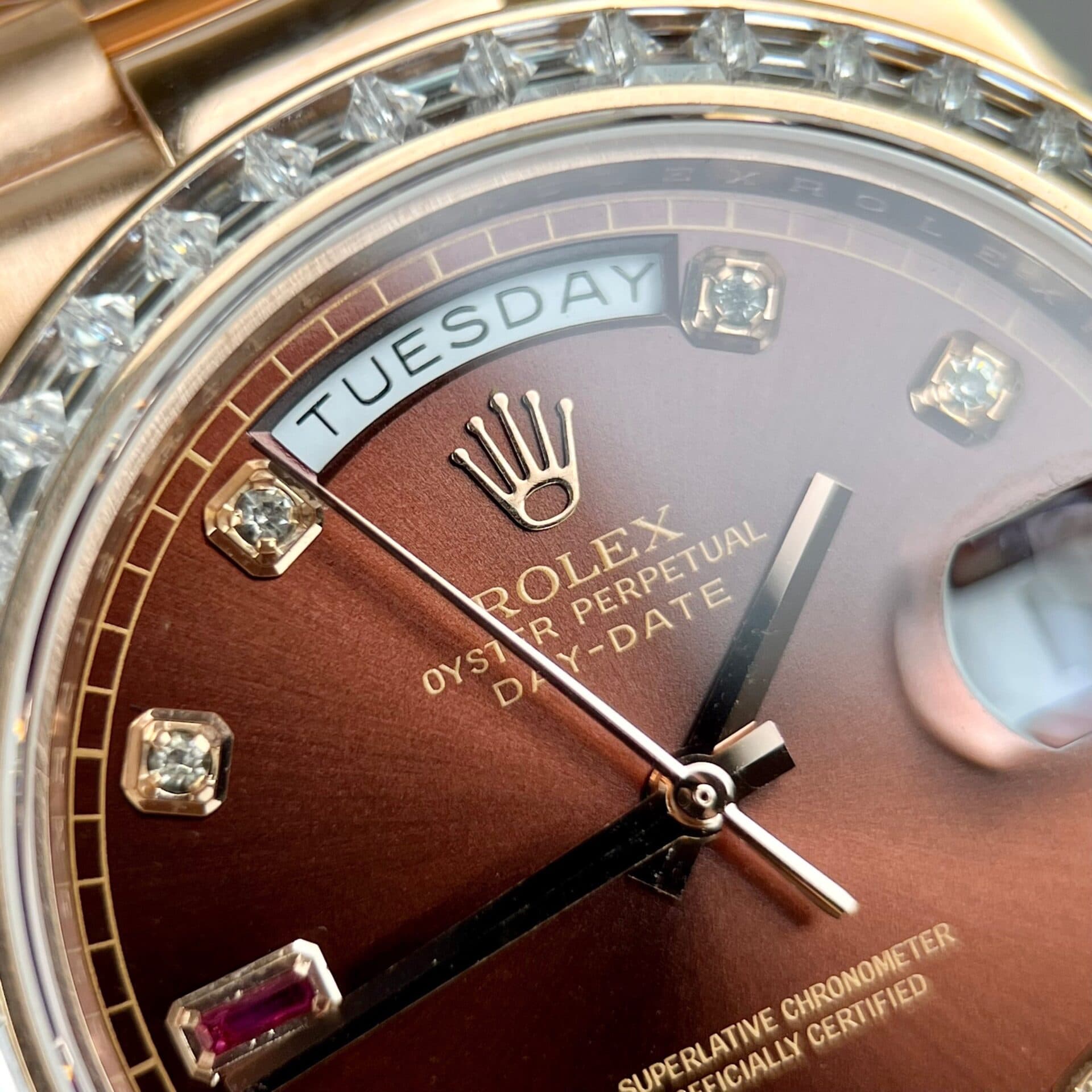 Dong-Ho-Rolex-Day-Date-Boc-Vang-Do-Kim-Cuong-Moissanite-Ruby-Do-40mm-5-1