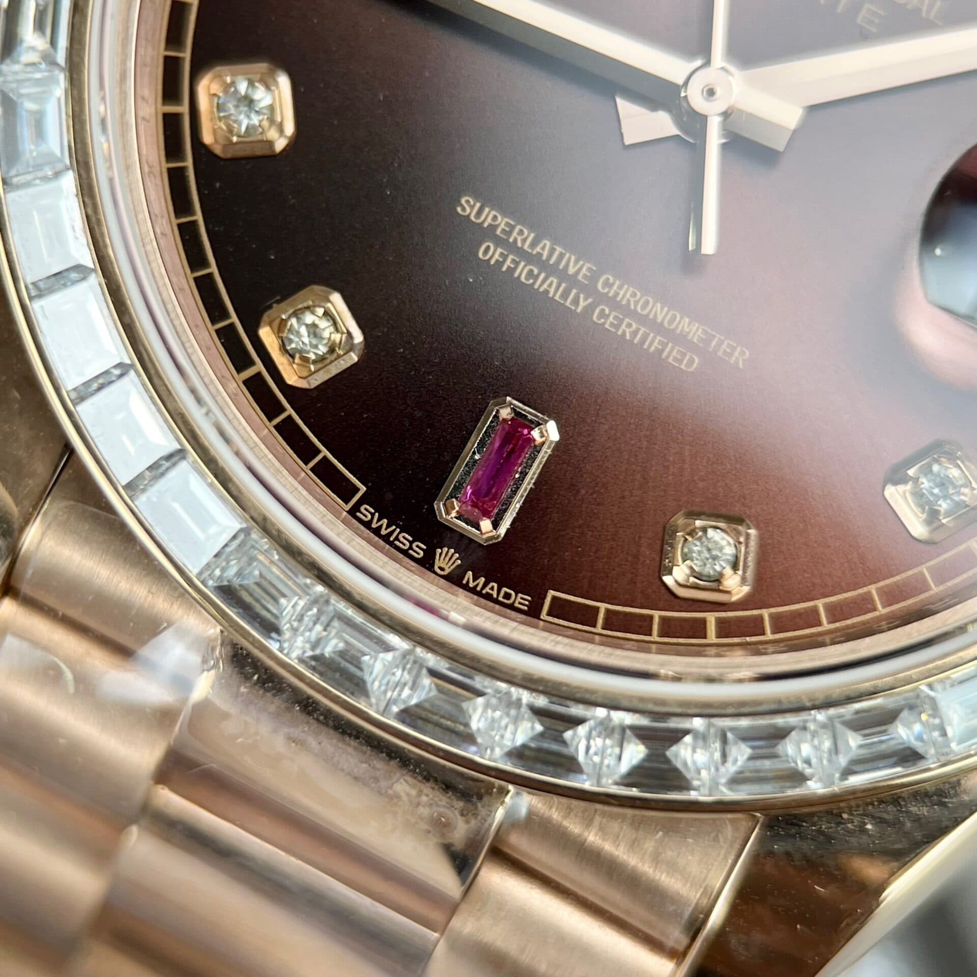Dong-Ho-Rolex-Day-Date-Boc-Vang-Do-Kim-Cuong-Moissanite-Ruby-Do-40mm-6-1