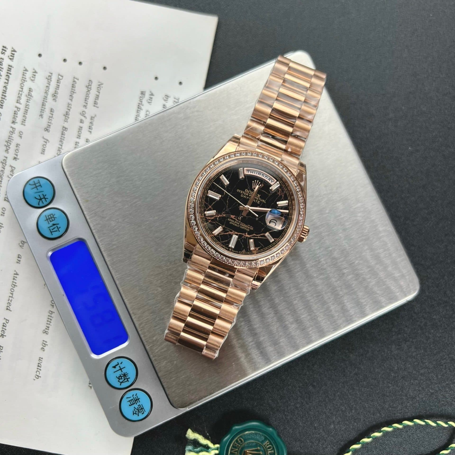 Dong-Ho-Rolex-Day-Date-Boc-Vang-Do-Moissanite-Mat-Nham-Thach-GS-158Grams-40mm-2-1