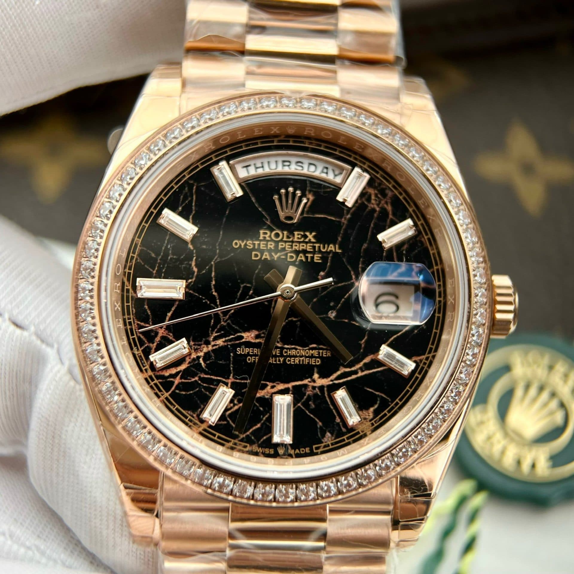 Dong-Ho-Rolex-Day-Date-Boc-Vang-Do-Moissanite-Mat-Nham-Thach-GS-158Grams-40mm-4-1