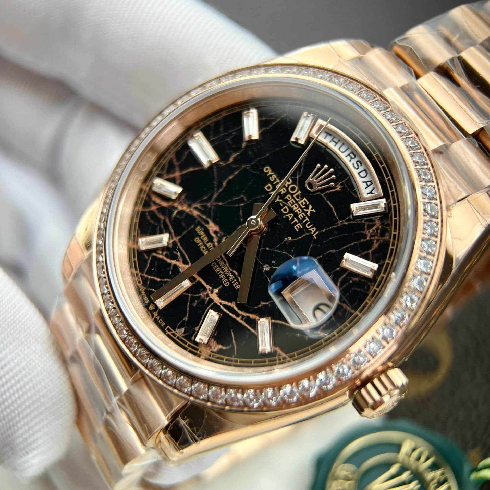 Dong-Ho-Rolex-Day-Date-Boc-Vang-Do-Moissanite-Mat-Nham-Thach-GS-158Grams-40mm-5-1
