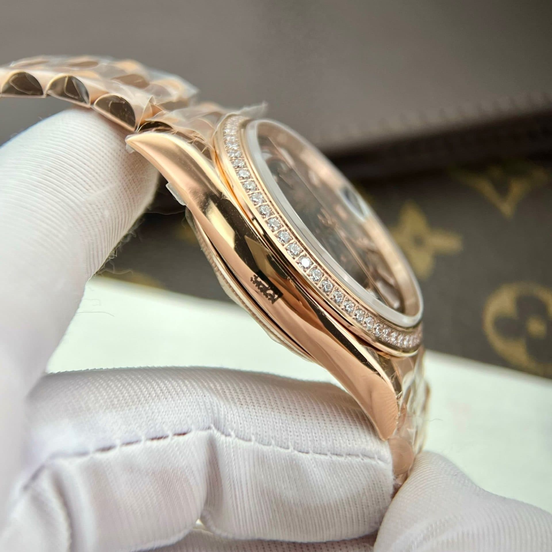 Dong-Ho-Rolex-Day-Date-Boc-Vang-Do-Moissanite-Mat-Nham-Thach-GS-158Grams-40mm-6-1